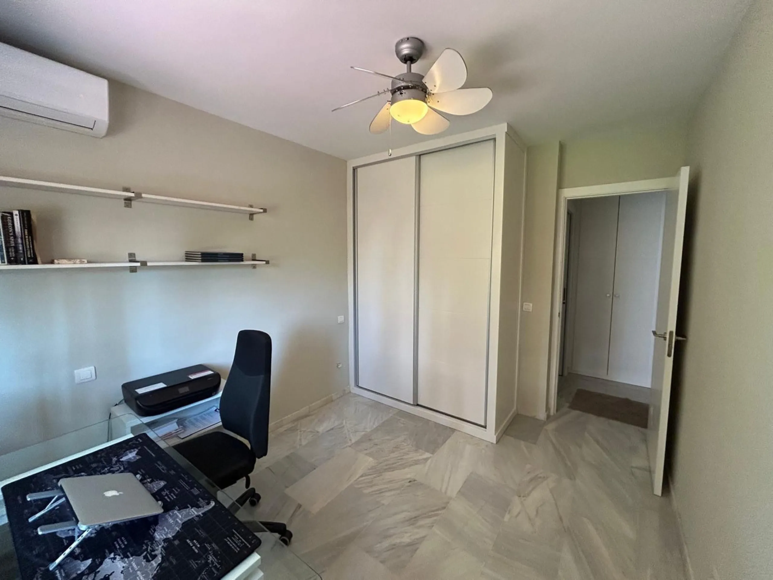 House - Semi-Detached House в продаже в Benahavís, Málaga. В доме 4 спален и 3 ванных комнат. Площадь дома 203 м². Площадь участка 423 м²