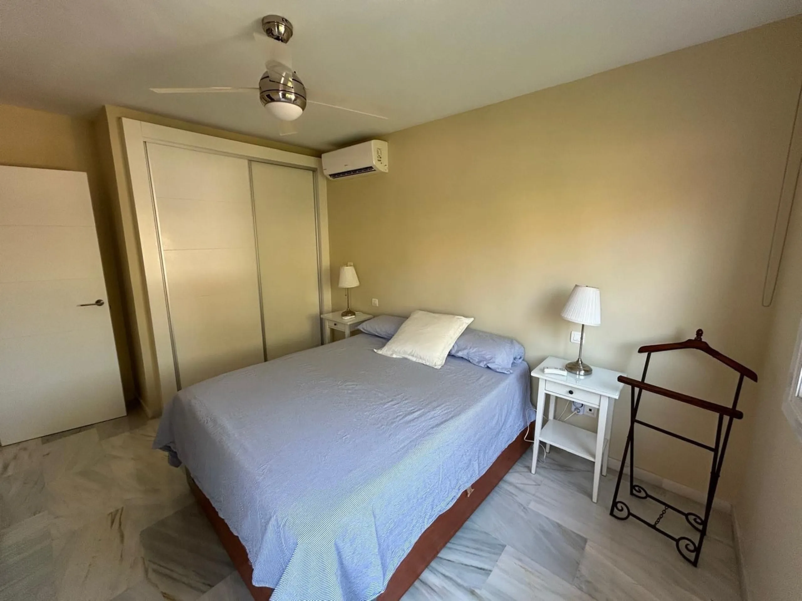 House - Semi-Detached House в продаже в Benahavís, Málaga. В доме 4 спален и 3 ванных комнат. Площадь дома 203 м². Площадь участка 423 м²