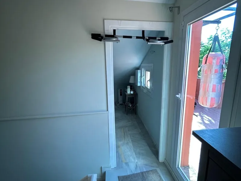 House - Semi-Detached House в продаже в Benahavís, Málaga. В доме 4 спален и 3 ванных комнат. Площадь дома 203 м². Площадь участка 423 м²