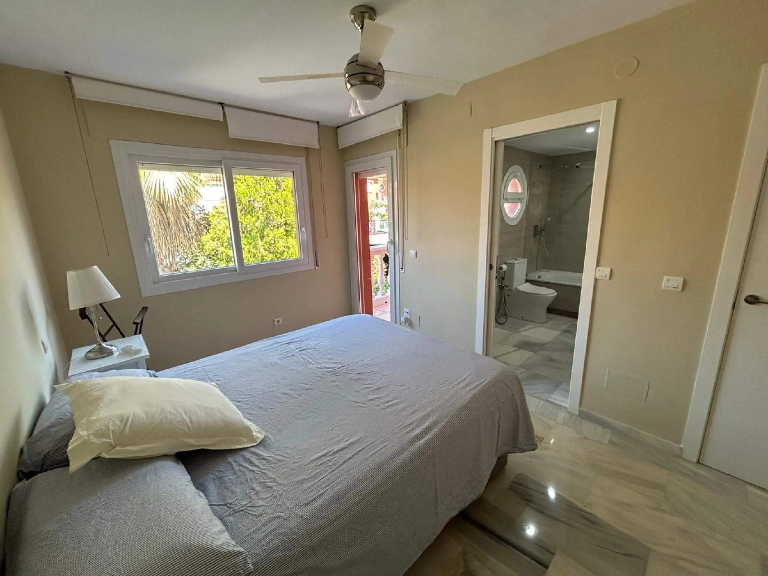 House - Semi-Detached House в продаже в Benahavís, Málaga. В доме 4 спален и 3 ванных комнат. Площадь дома 203 м². Площадь участка 423 м²