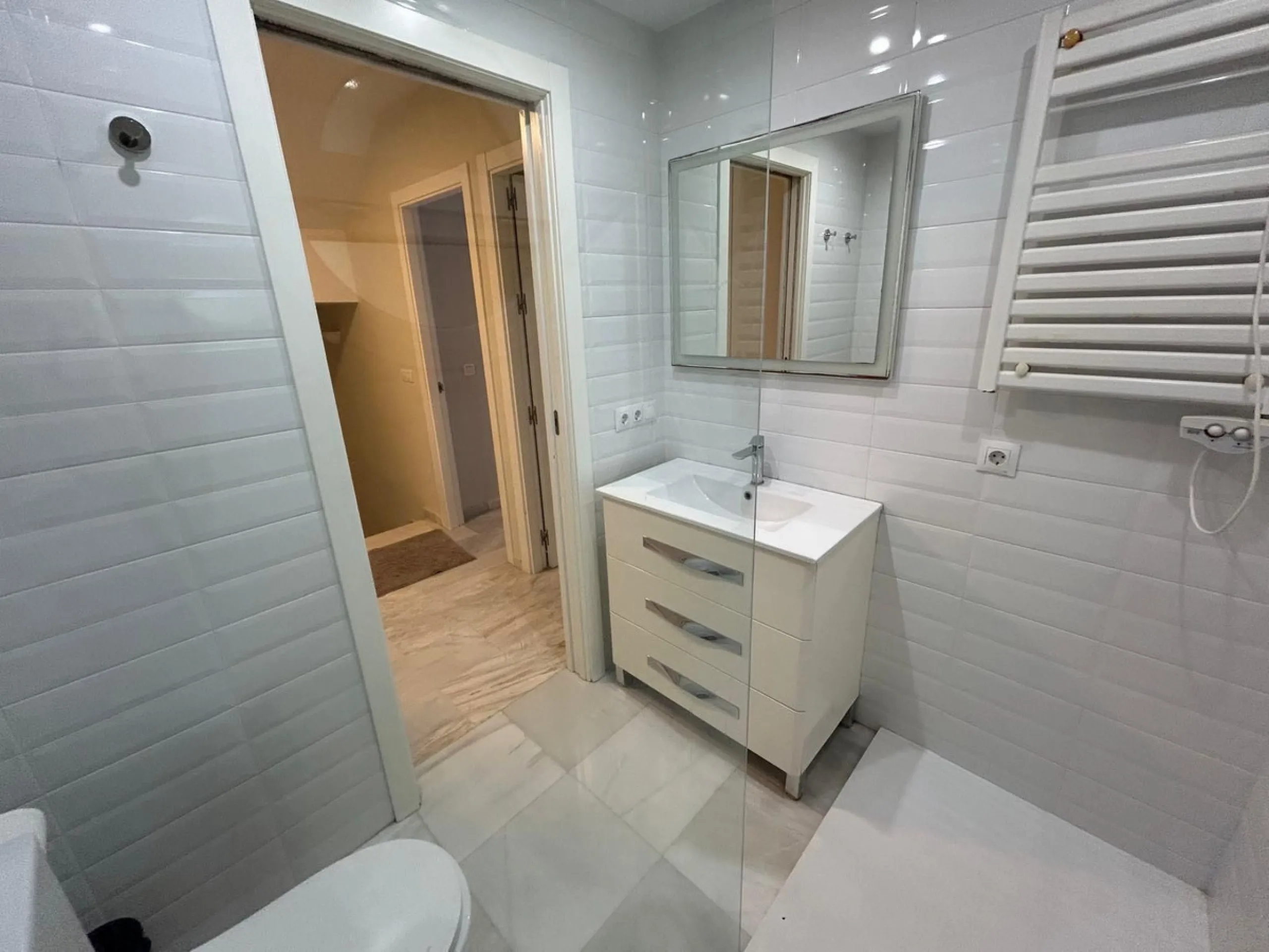 House - Semi-Detached House в продаже в Benahavís, Málaga. В доме 4 спален и 3 ванных комнат. Площадь дома 203 м². Площадь участка 423 м²