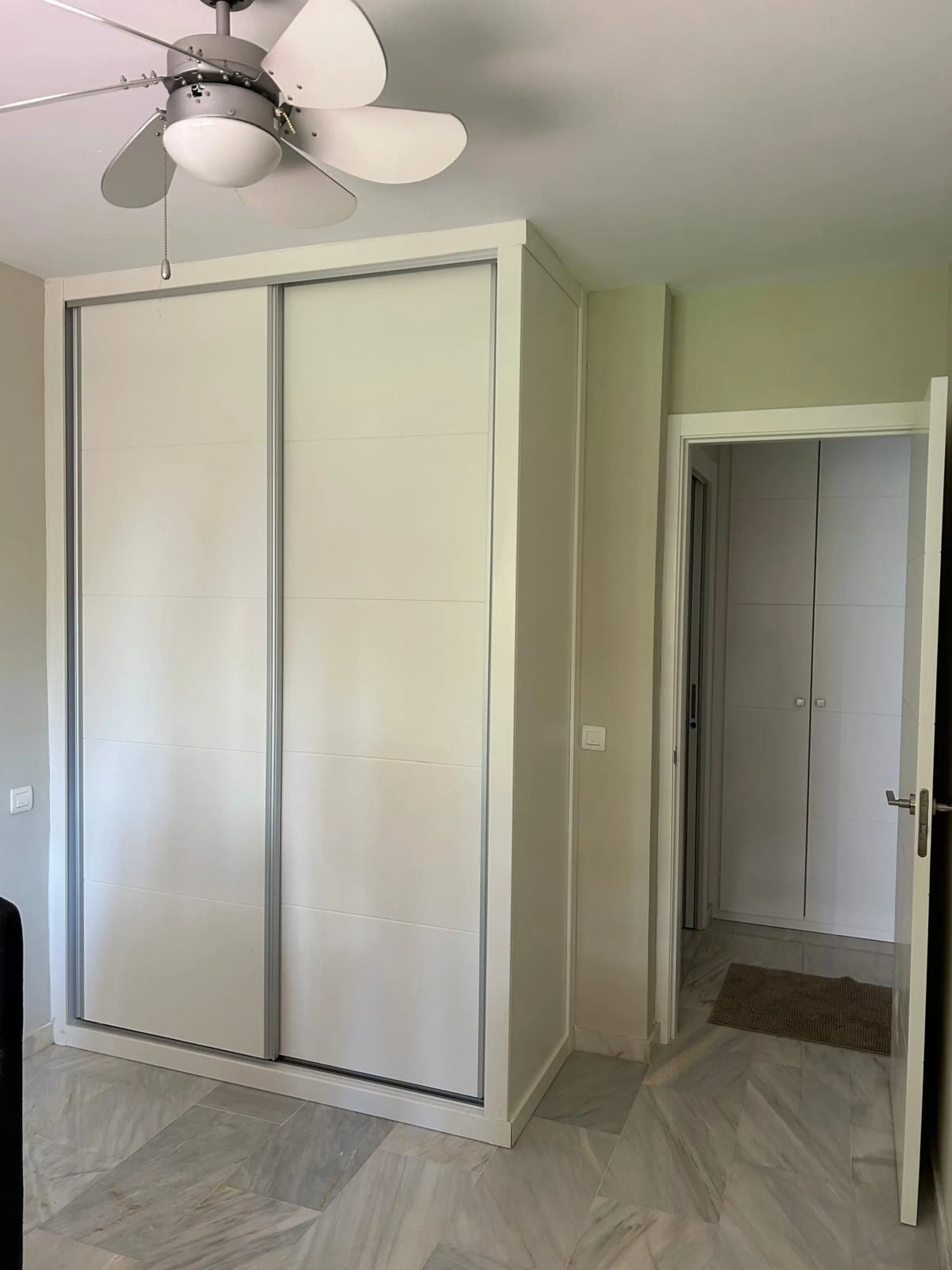 House - Semi-Detached House в продаже в Benahavís, Málaga. В доме 4 спален и 3 ванных комнат. Площадь дома 203 м². Площадь участка 423 м²