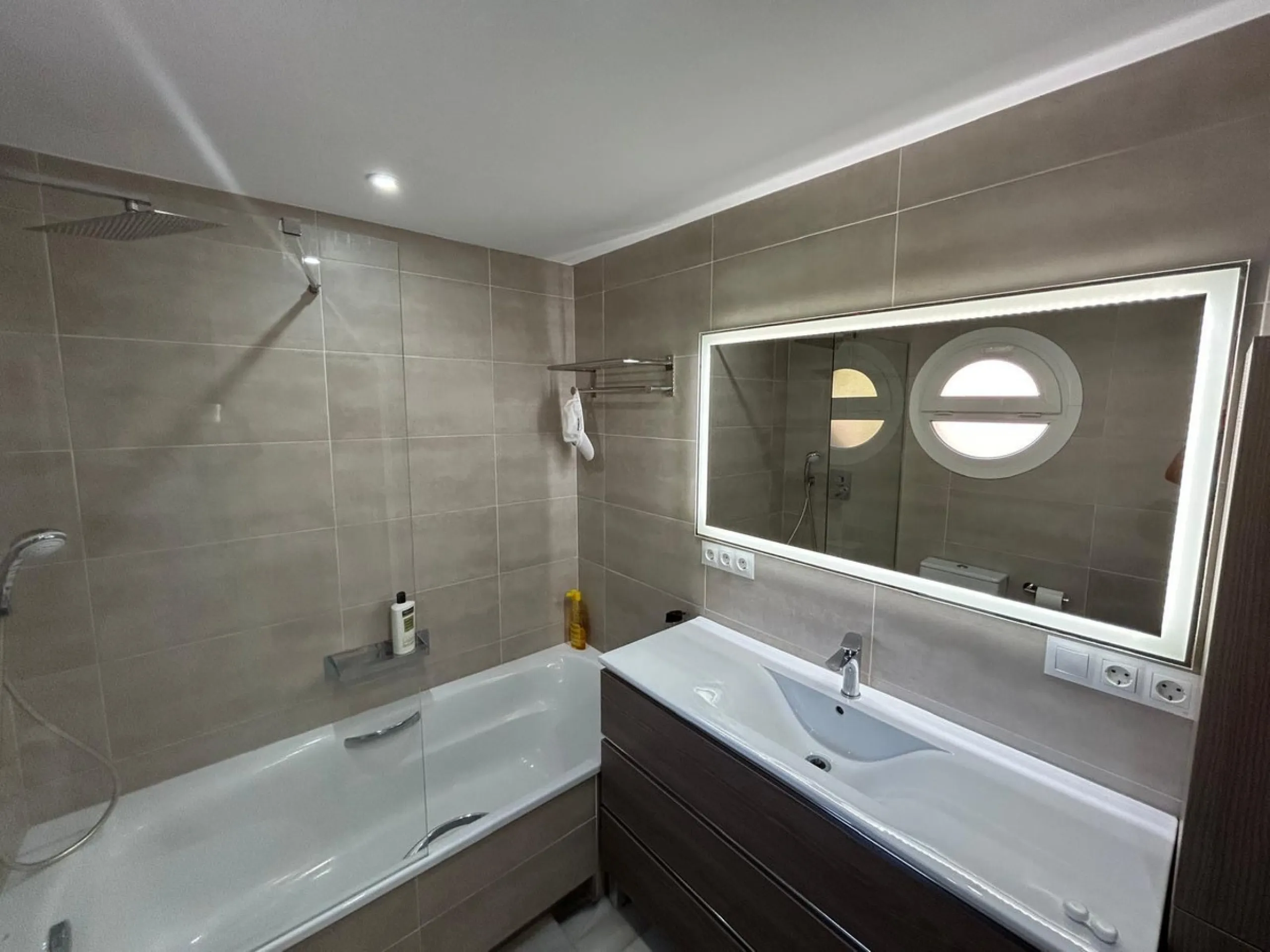 House - Semi-Detached House в продаже в Benahavís, Málaga. В доме 4 спален и 3 ванных комнат. Площадь дома 203 м². Площадь участка 423 м²