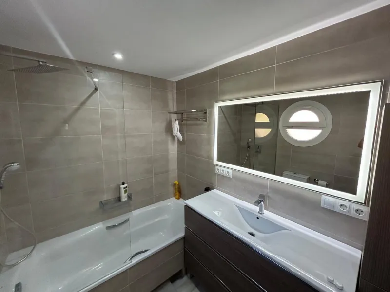 House - Semi-Detached House в продаже в Benahavís, Málaga. В доме 4 спален и 3 ванных комнат. Площадь дома 203 м². Площадь участка 423 м²