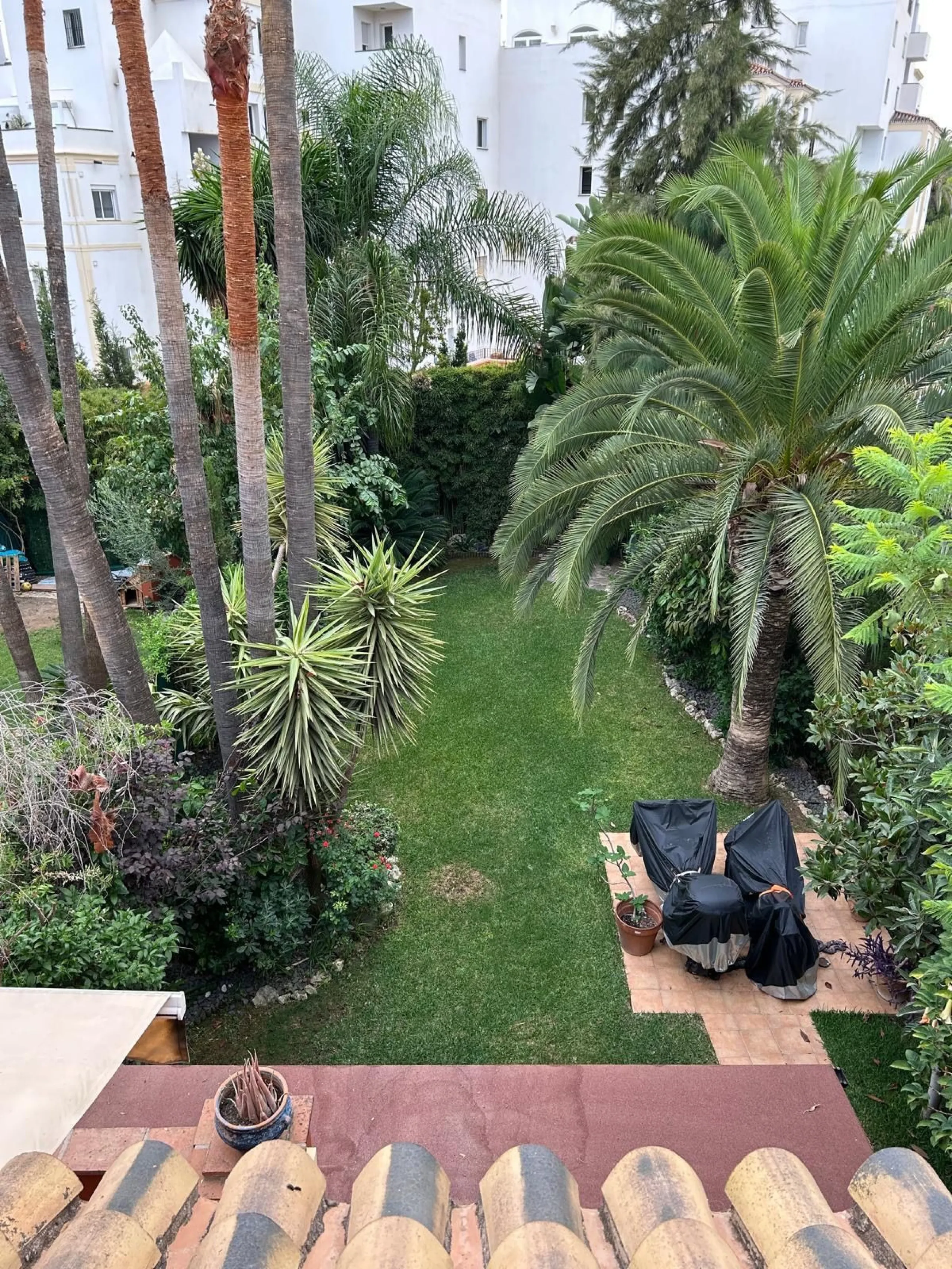 House - Semi-Detached House в продаже в Benahavís, Málaga. В доме 4 спален и 3 ванных комнат. Площадь дома 203 м². Площадь участка 423 м²
