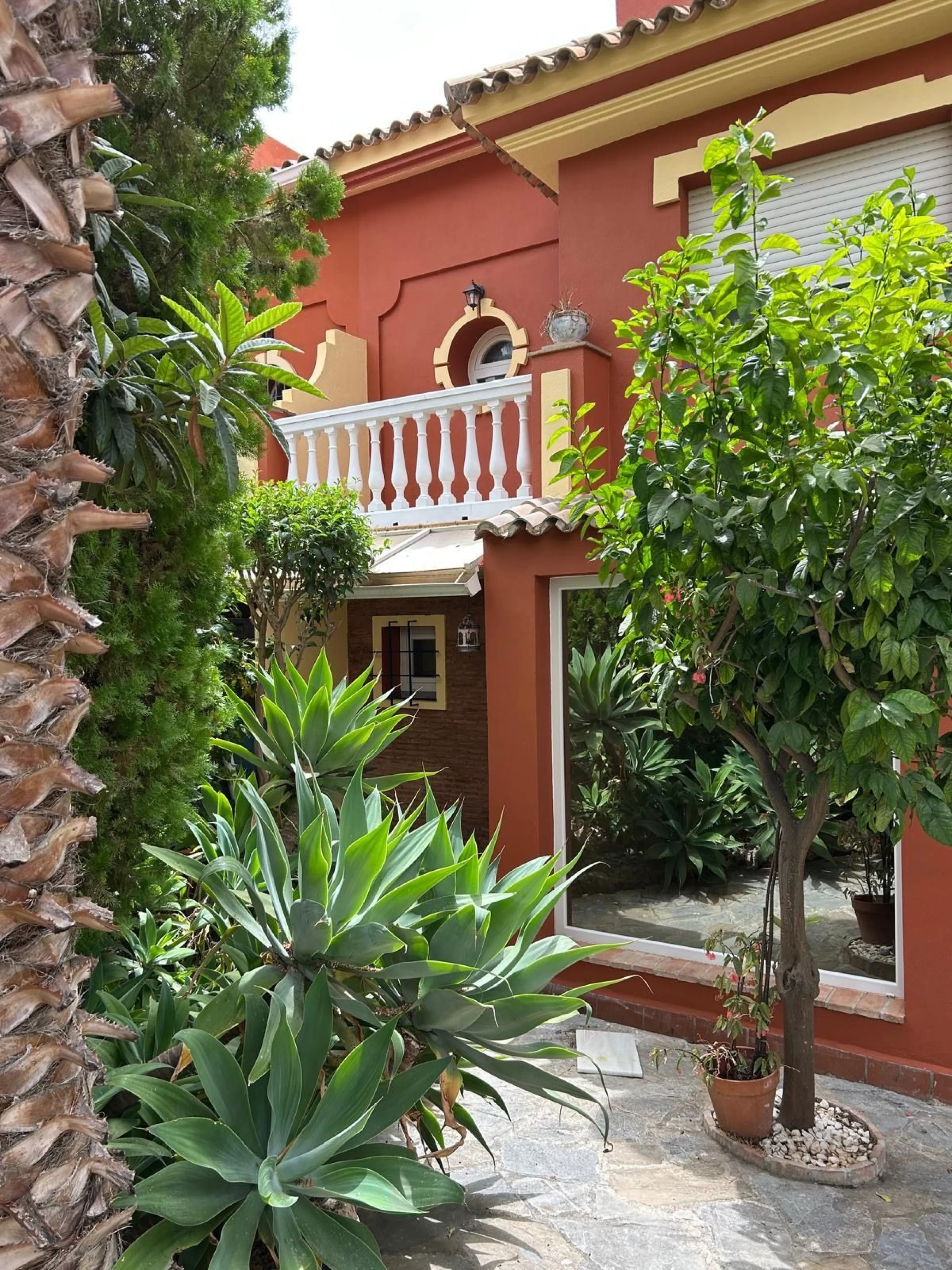 House - Semi-Detached House в продаже в Benahavís, Málaga. В доме 4 спален и 3 ванных комнат. Площадь дома 203 м². Площадь участка 423 м²