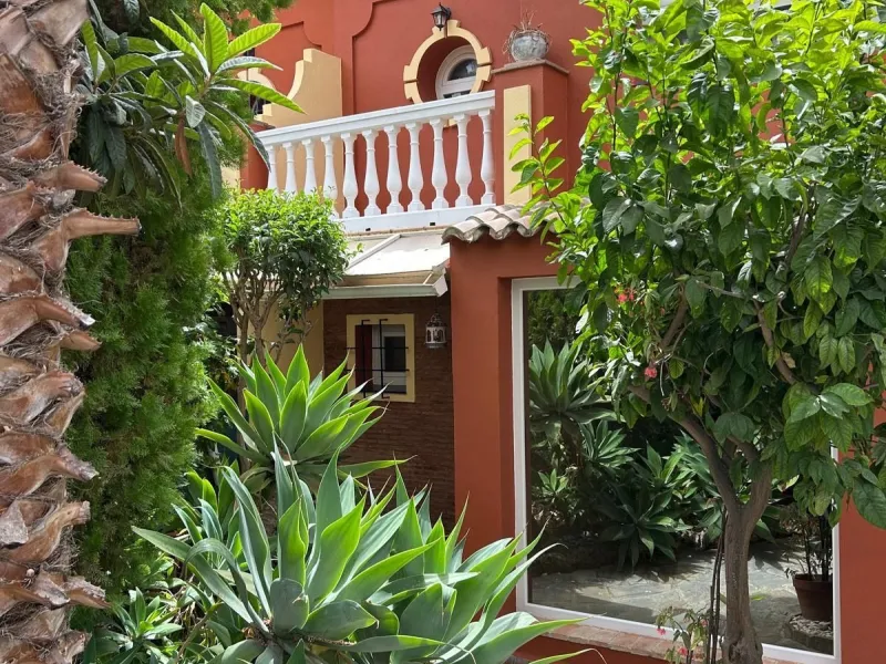 House - Semi-Detached House в продаже в Benahavís, Málaga. В доме 4 спален и 3 ванных комнат. Площадь дома 203 м². Площадь участка 423 м²