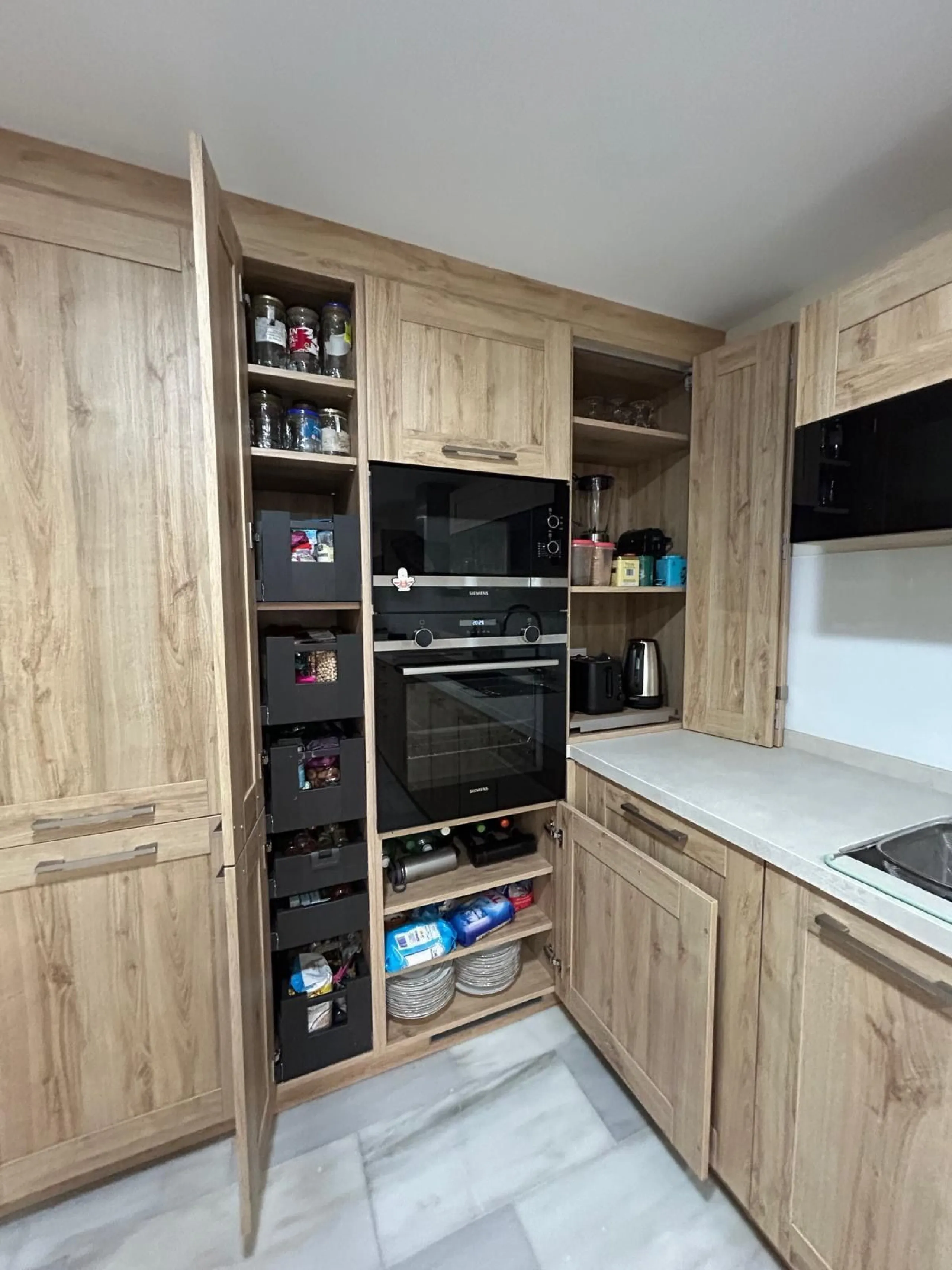 House - Semi-Detached House в продаже в Benahavís, Málaga. В доме 4 спален и 3 ванных комнат. Площадь дома 203 м². Площадь участка 423 м²
