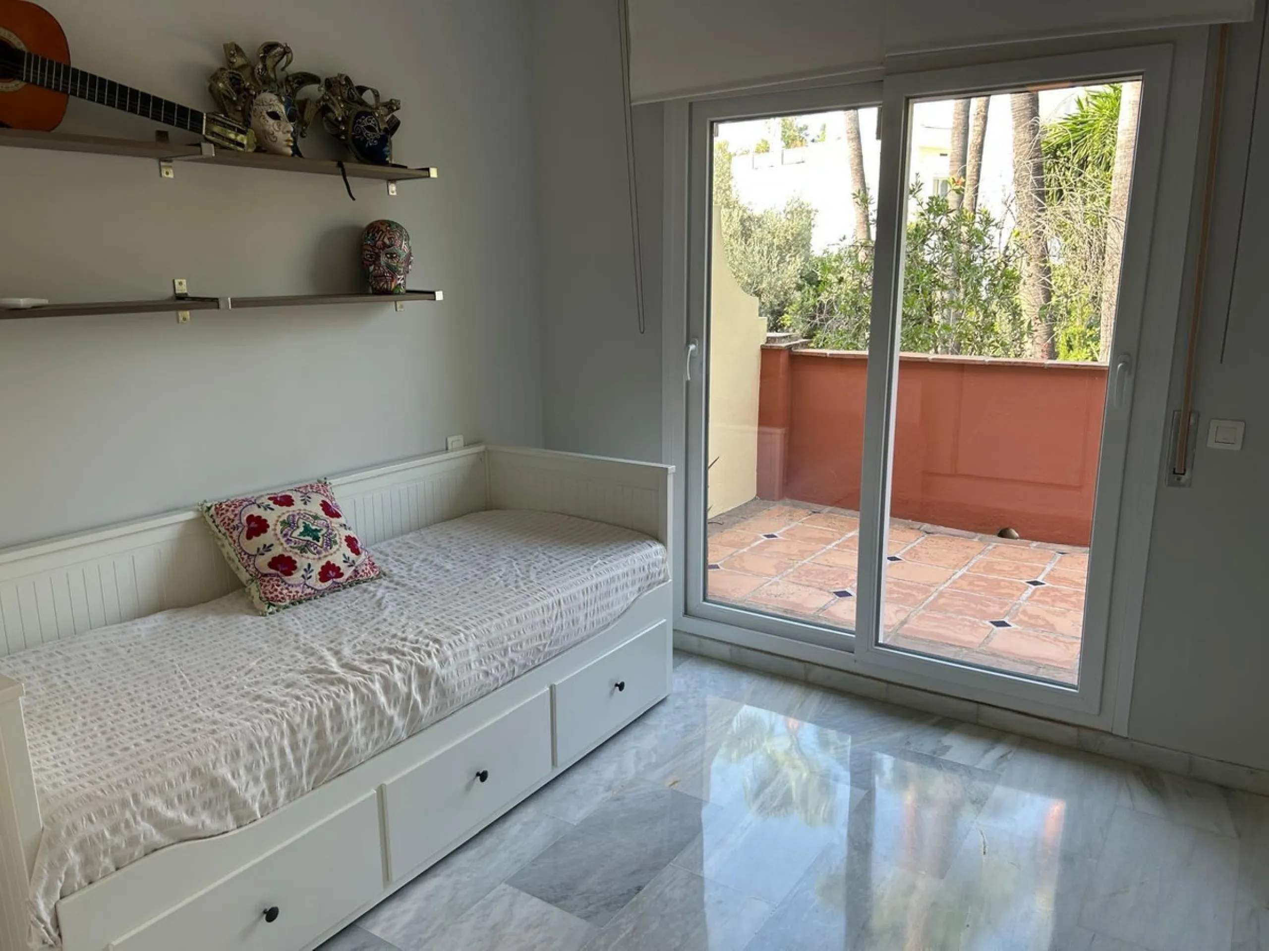 House - Semi-Detached House в продаже в Benahavís, Málaga. В доме 4 спален и 3 ванных комнат. Площадь дома 203 м². Площадь участка 423 м²