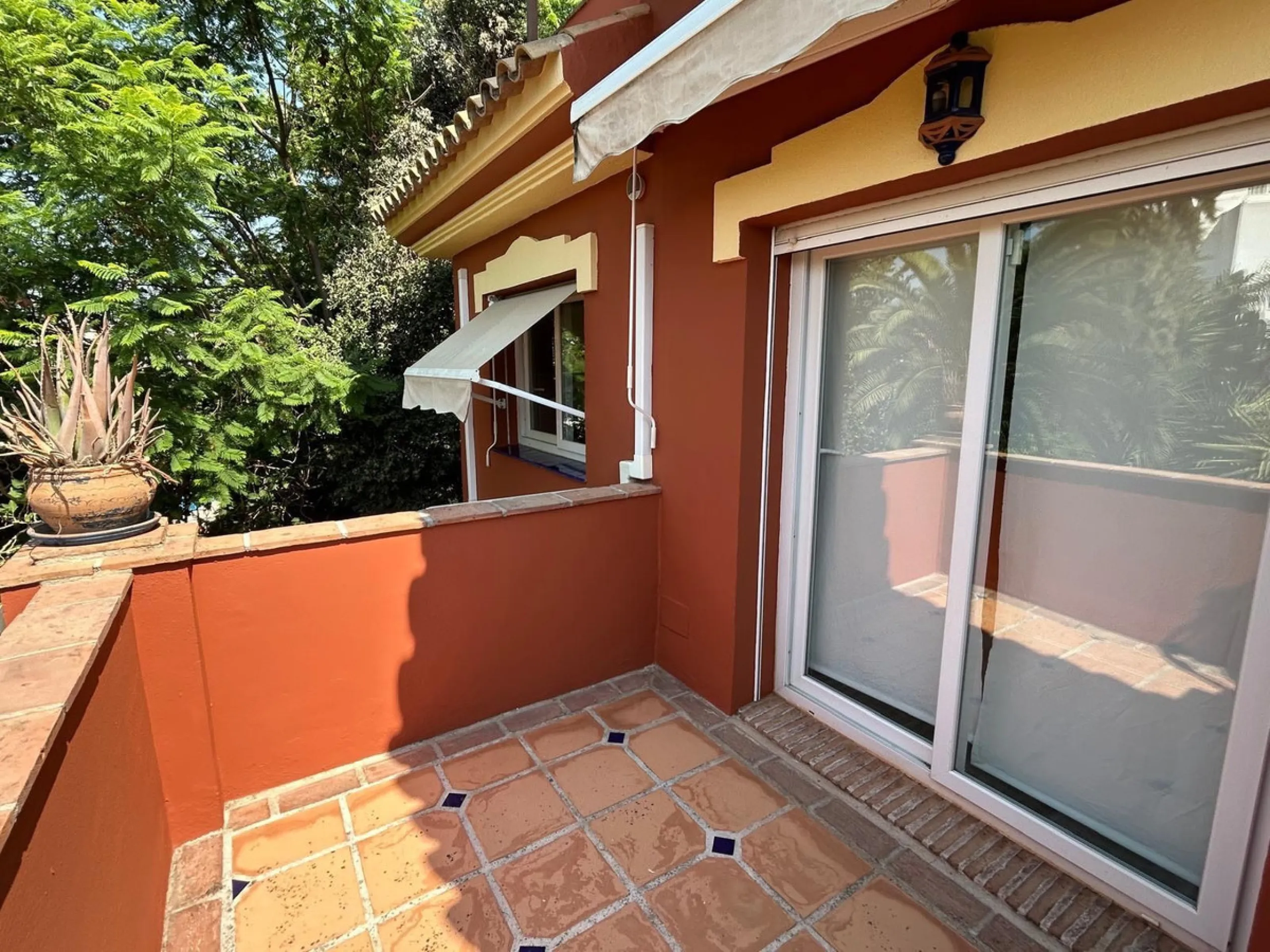 House - Semi-Detached House в продаже в Benahavís, Málaga. В доме 4 спален и 3 ванных комнат. Площадь дома 203 м². Площадь участка 423 м²