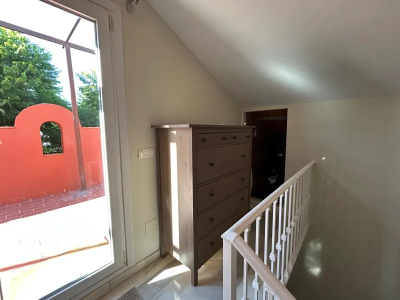 House - Semi-Detached House в продаже в Benahavís, Málaga. В доме 4 спален и 3 ванных комнат. Площадь дома 203 м². Площадь участка 423 м²