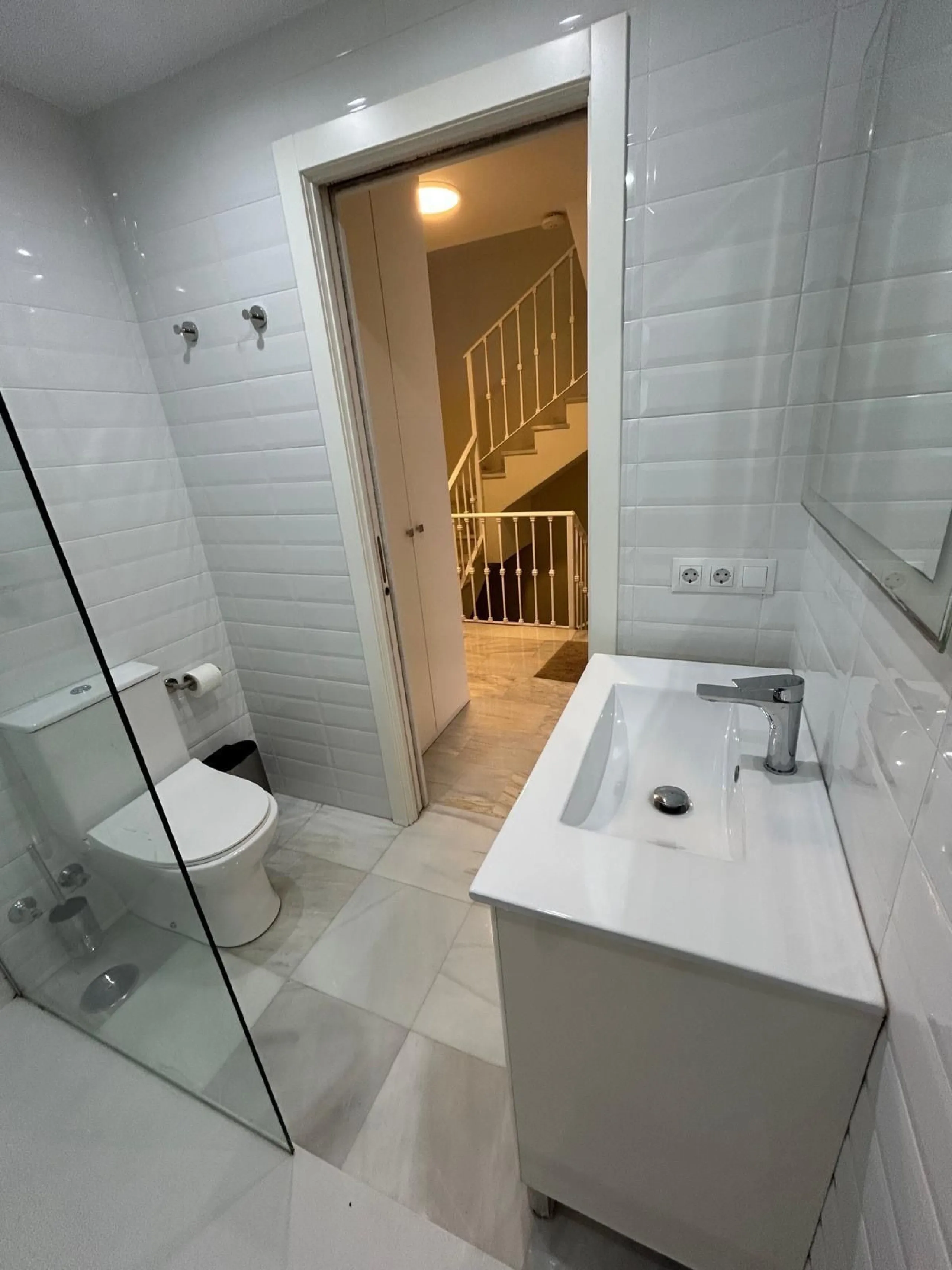 House - Semi-Detached House в продаже в Benahavís, Málaga. В доме 4 спален и 3 ванных комнат. Площадь дома 203 м². Площадь участка 423 м²