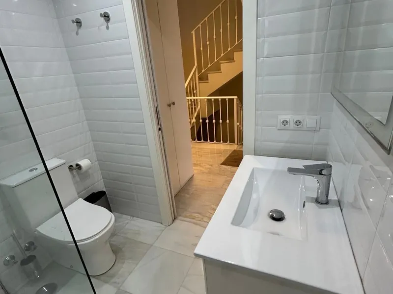 House - Semi-Detached House в продаже в Benahavís, Málaga. В доме 4 спален и 3 ванных комнат. Площадь дома 203 м². Площадь участка 423 м²