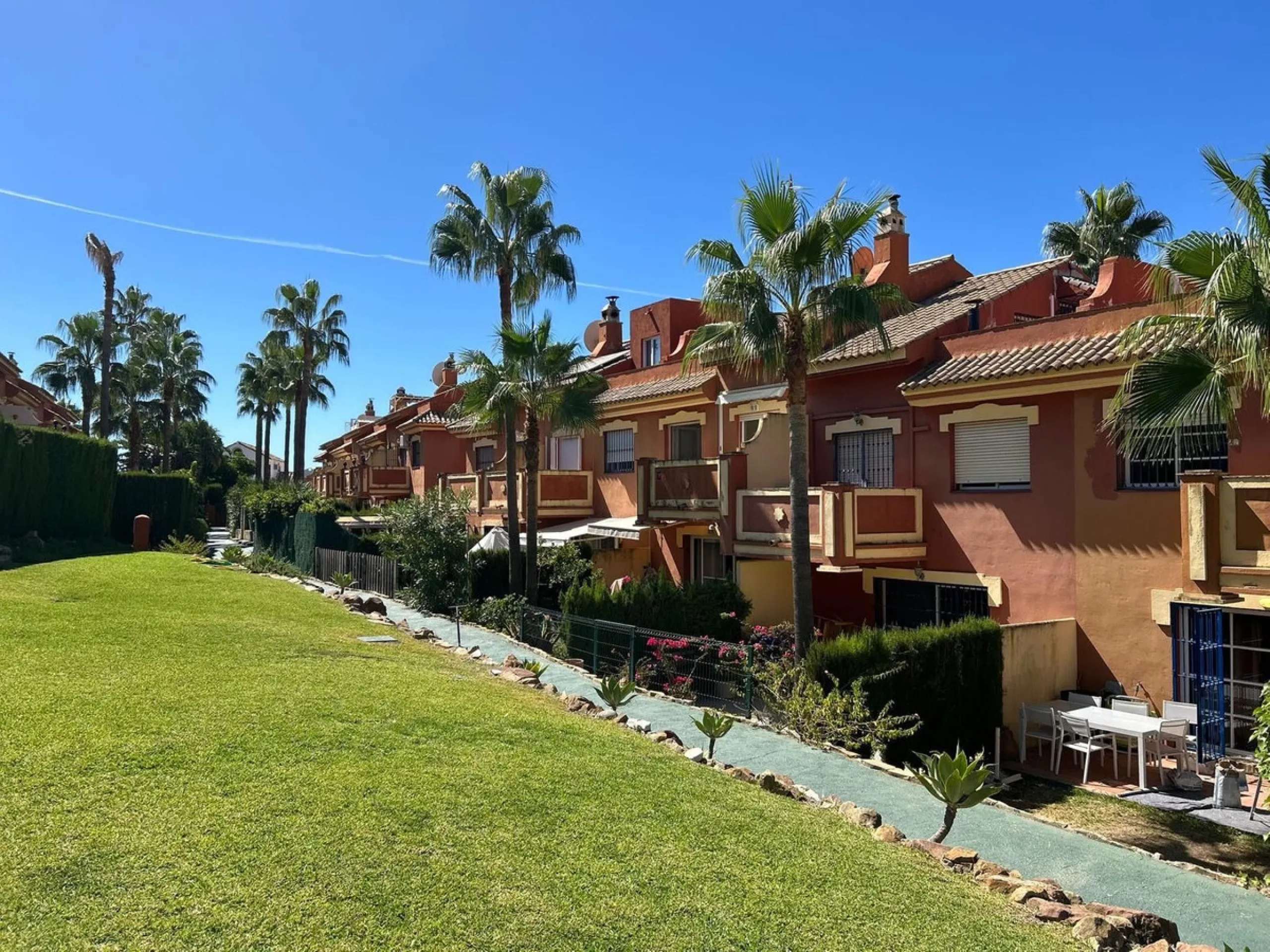 House - Semi-Detached House в продаже в Benahavís, Málaga. В доме 4 спален и 3 ванных комнат. Площадь дома 203 м². Площадь участка 423 м²
