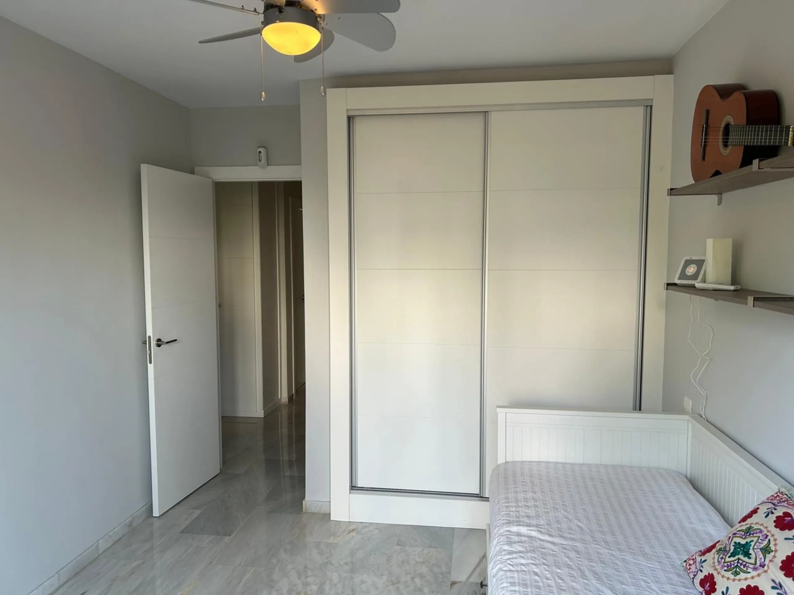 House - Semi-Detached House в продаже в Benahavís, Málaga. В доме 4 спален и 3 ванных комнат. Площадь дома 203 м². Площадь участка 423 м²