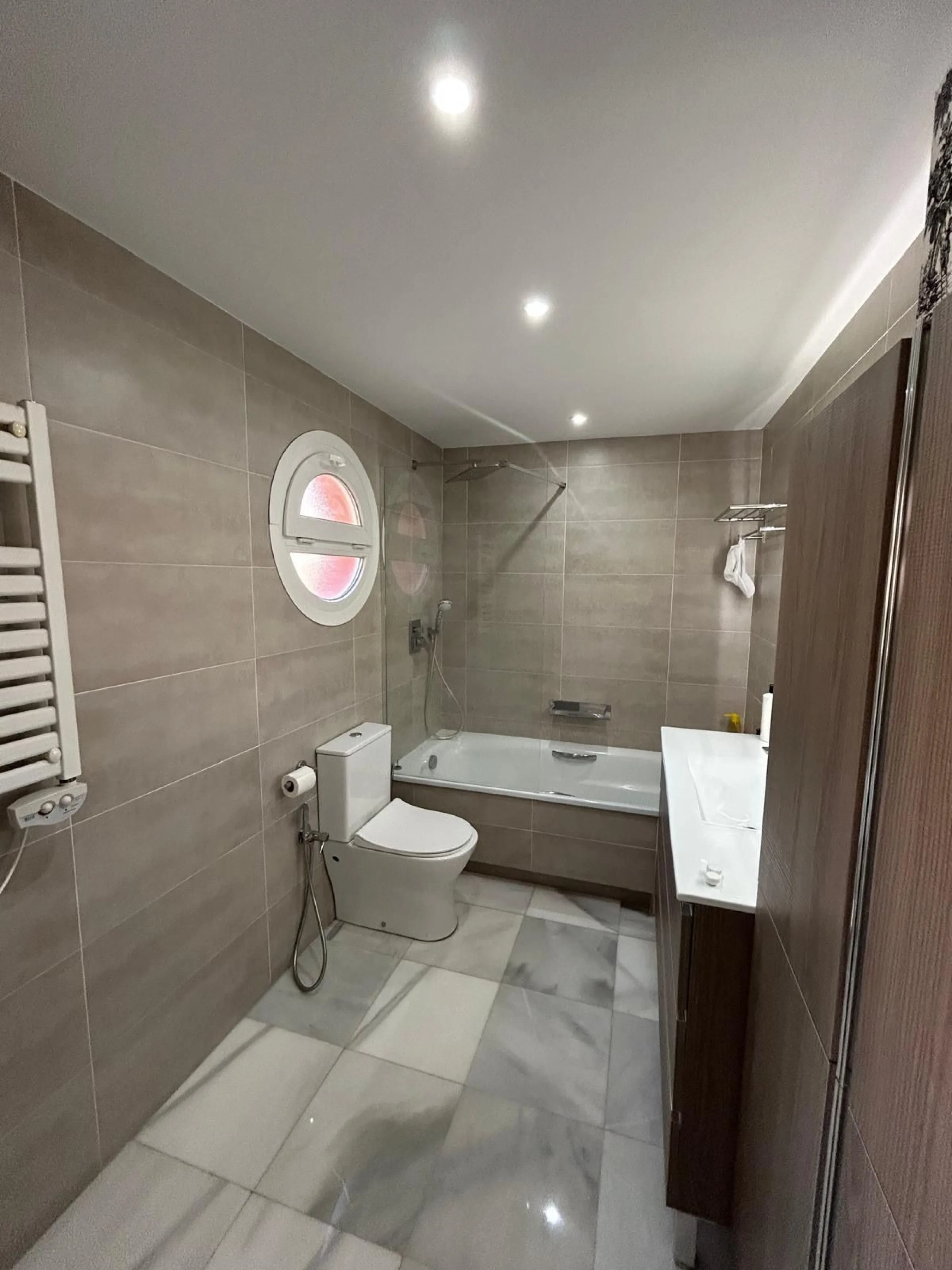 House - Semi-Detached House в продаже в Benahavís, Málaga. В доме 4 спален и 3 ванных комнат. Площадь дома 203 м². Площадь участка 423 м²