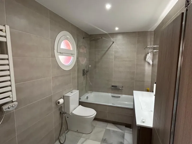 House - Semi-Detached House в продаже в Benahavís, Málaga. В доме 4 спален и 3 ванных комнат. Площадь дома 203 м². Площадь участка 423 м²