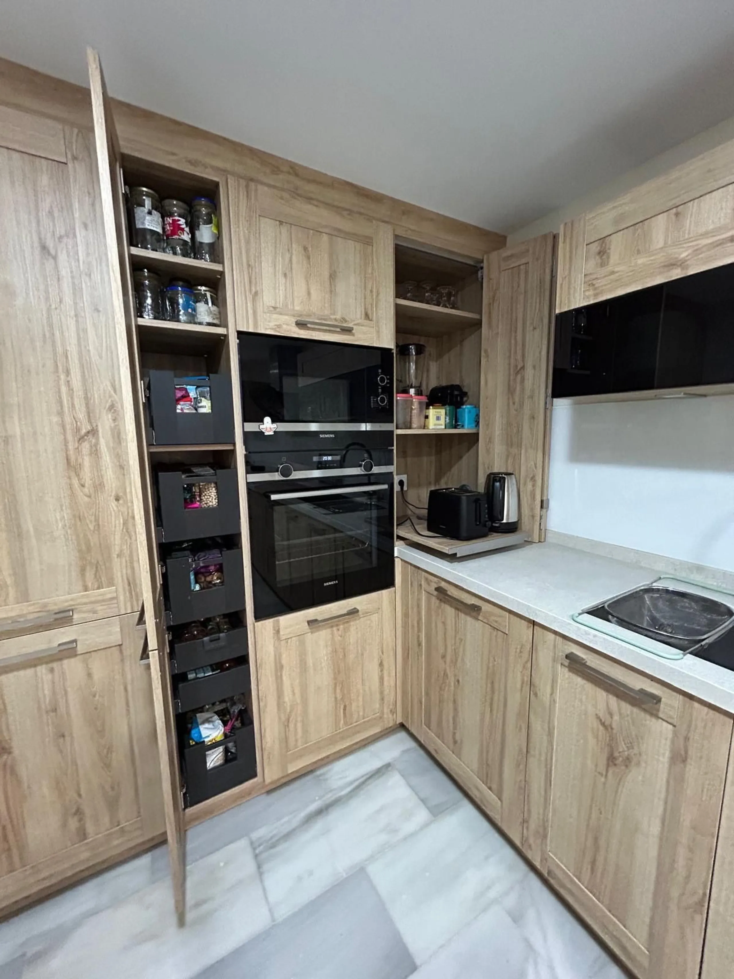 House - Semi-Detached House в продаже в Benahavís, Málaga. В доме 4 спален и 3 ванных комнат. Площадь дома 203 м². Площадь участка 423 м²