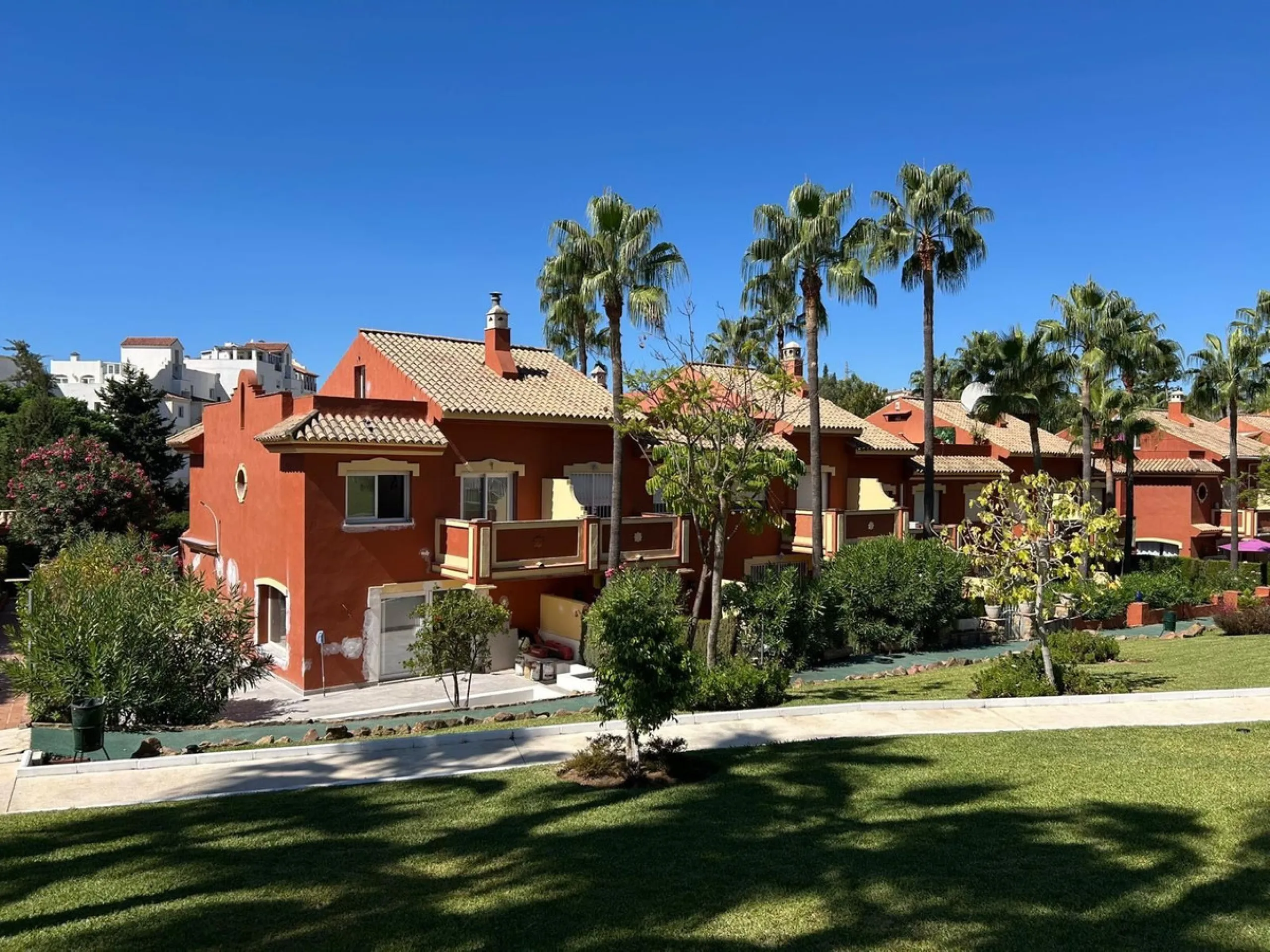 House - Semi-Detached House в продаже в Benahavís, Málaga. В доме 4 спален и 3 ванных комнат. Площадь дома 203 м². Площадь участка 423 м²