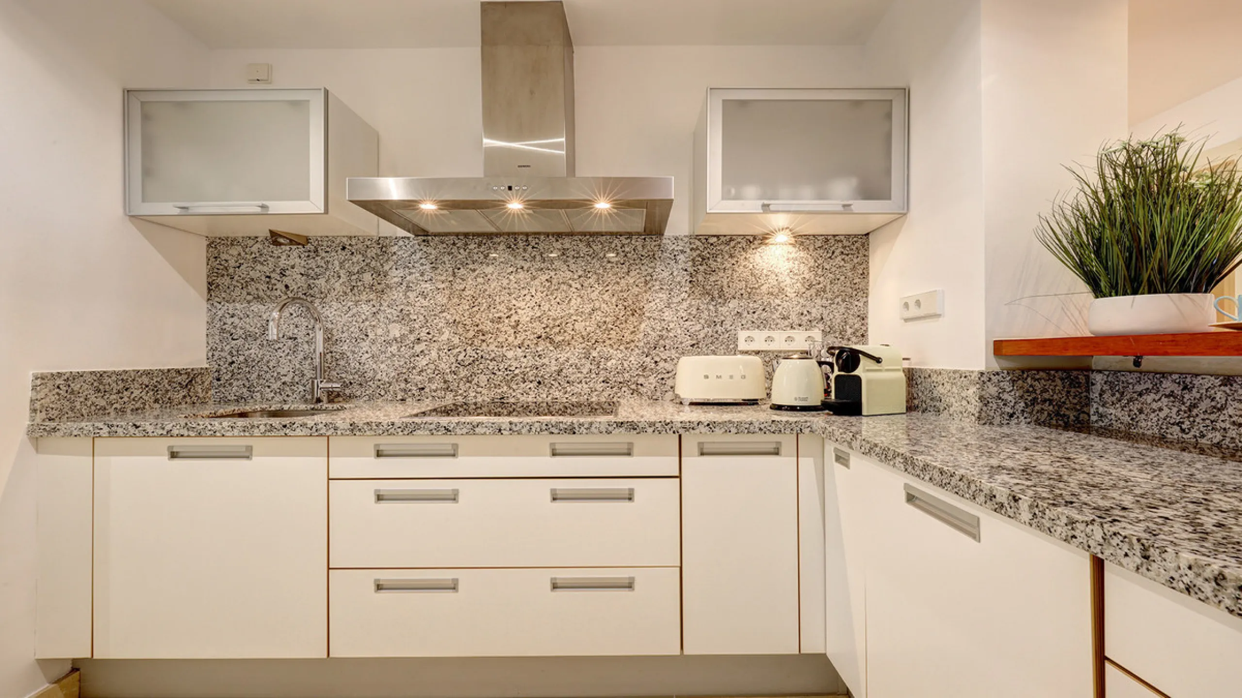 Diese elegante Erdgeschosswohnung liegt in der exklusiven Wohnanlage Terrazas de Cortesin, mitten im weltbekannten Finca Cortesin Golf Resort in Casares. Bekannt für seinen Meisterschaftsgolfplatz (Austragungsort des Solheim Cups 2023)