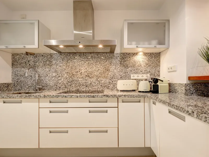 Diese elegante Erdgeschosswohnung liegt in der exklusiven Wohnanlage Terrazas de Cortesin, mitten im weltbekannten Finca Cortesin Golf Resort in Casares. Bekannt für seinen Meisterschaftsgolfplatz (Austragungsort des Solheim Cups 2023)