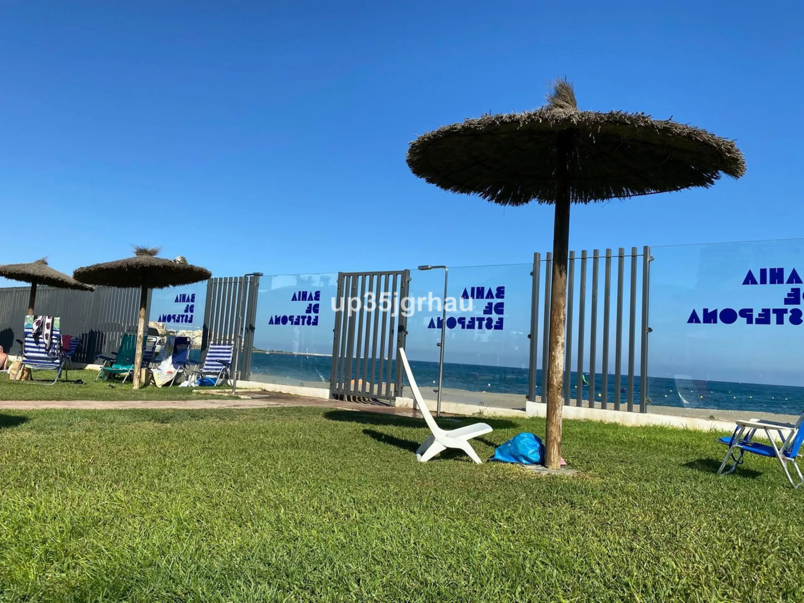 Spacious and bright apartment on the beachfront. Private and gated residential complex with outdoor parking within the complex. Communal swimming pool and direct beach access. The property offers panoramic mountain views. Ideal for investment or permanent