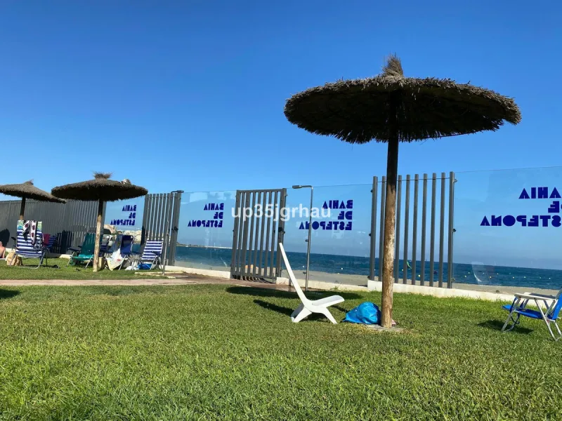 Spacious and bright apartment on the beachfront. Private and gated residential complex with outdoor parking within the complex. Communal swimming pool and direct beach access. The property offers panoramic mountain views. Ideal for investment or permanent