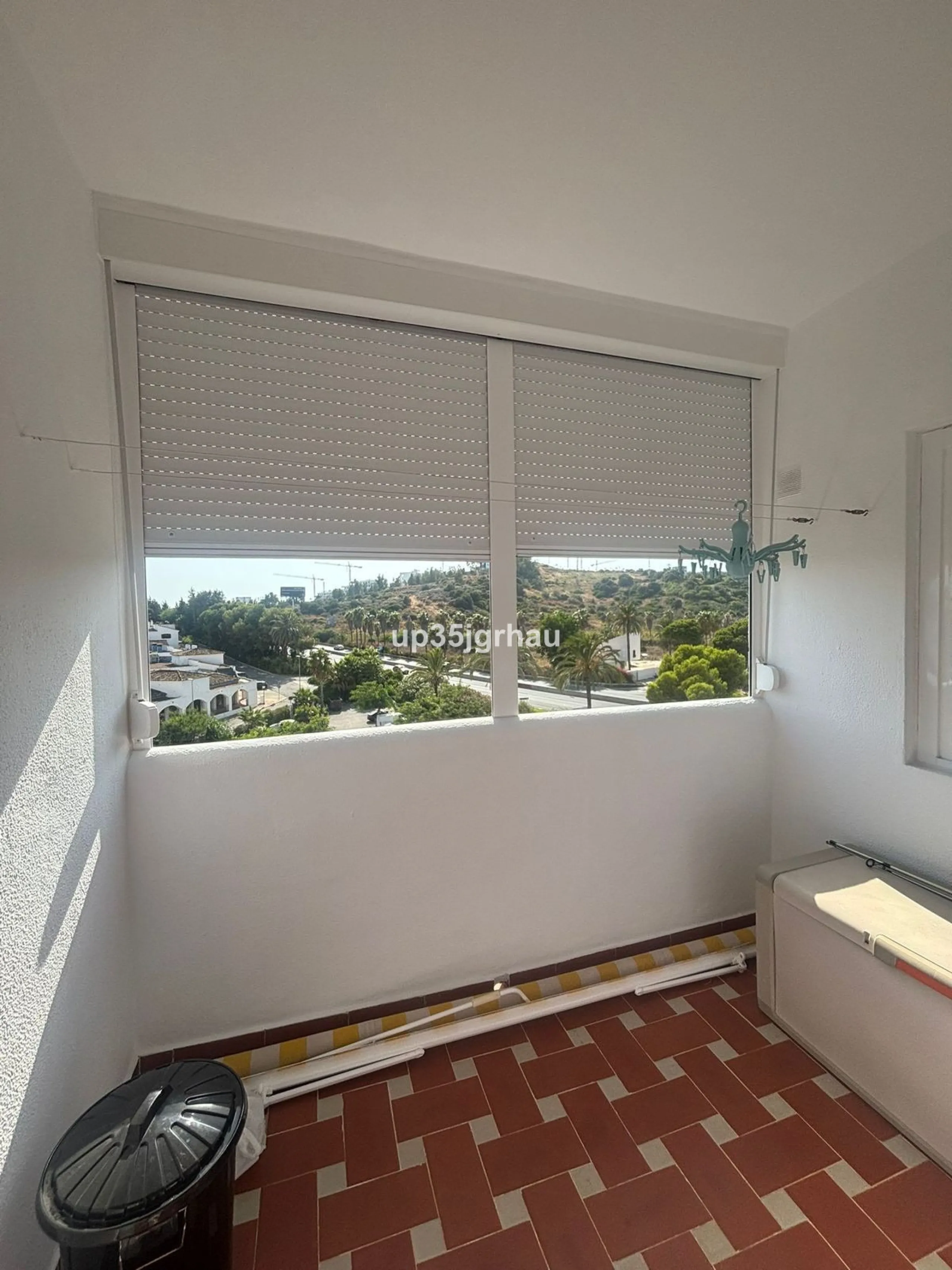 Spacious and bright apartment on the beachfront. Private and gated residential complex with outdoor parking within the complex. Communal swimming pool and direct beach access. The property offers panoramic mountain views. Ideal for investment or permanent