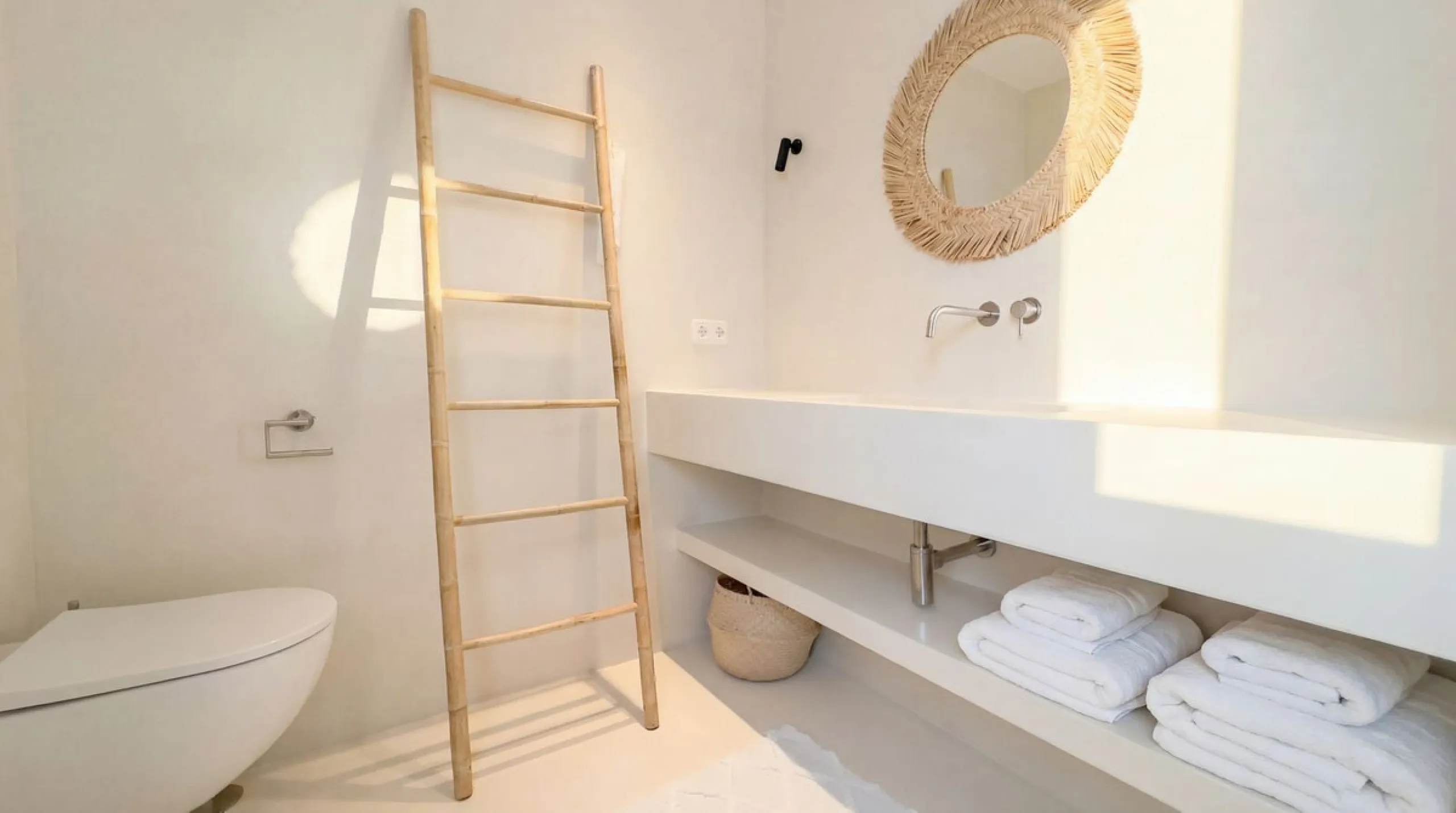 MODERN VILLA BARRANCO BLANCO: AN EXCLUSIVE OASIS OF LUXURY 20 MINUTES FROM THE MEDITERRANEAN SEA