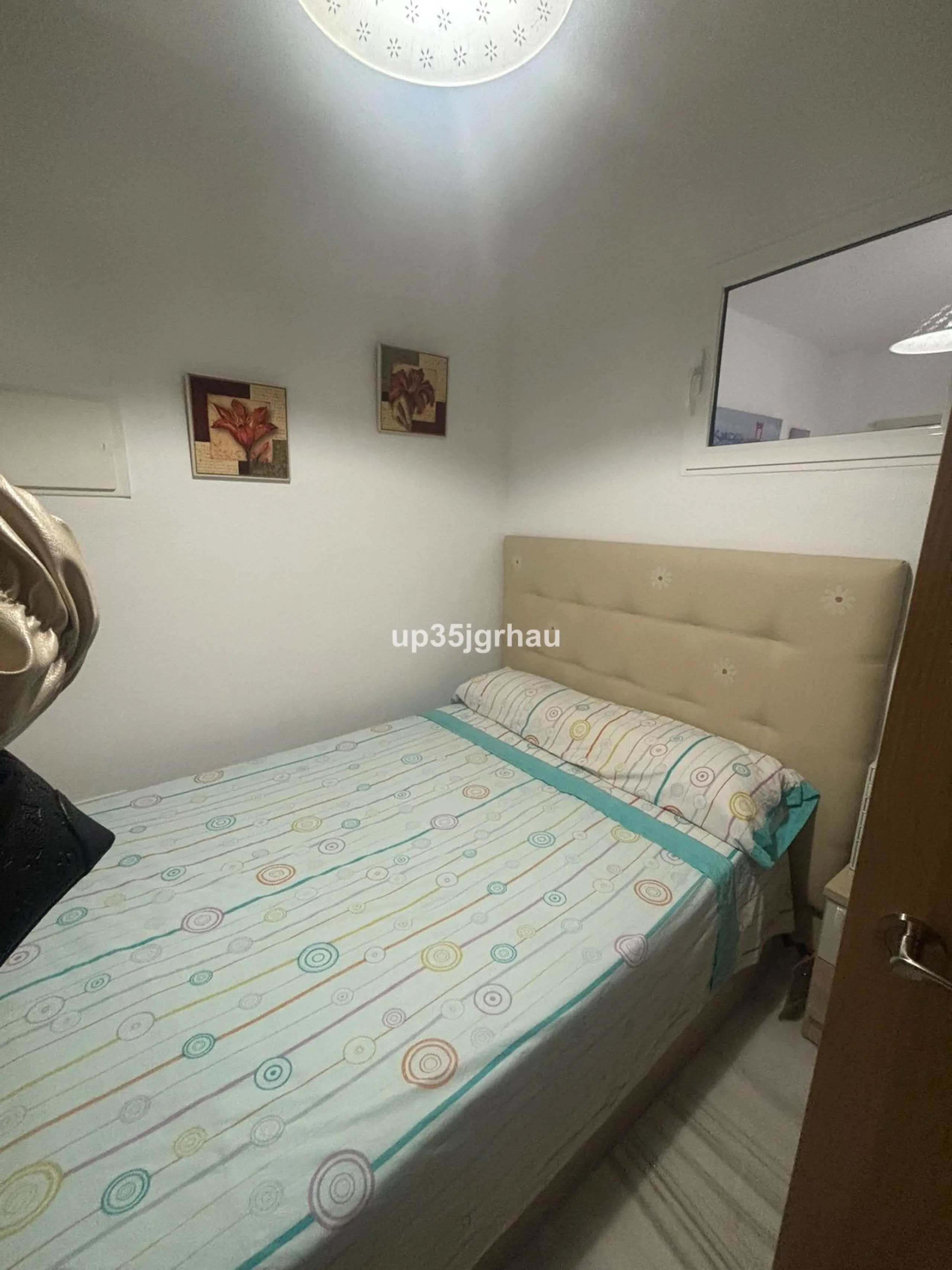 Spacious and bright apartment on the beachfront. Private and gated residential complex with outdoor parking within the complex. Communal swimming pool and direct beach access. The property offers panoramic mountain views. Ideal for investment or permanent