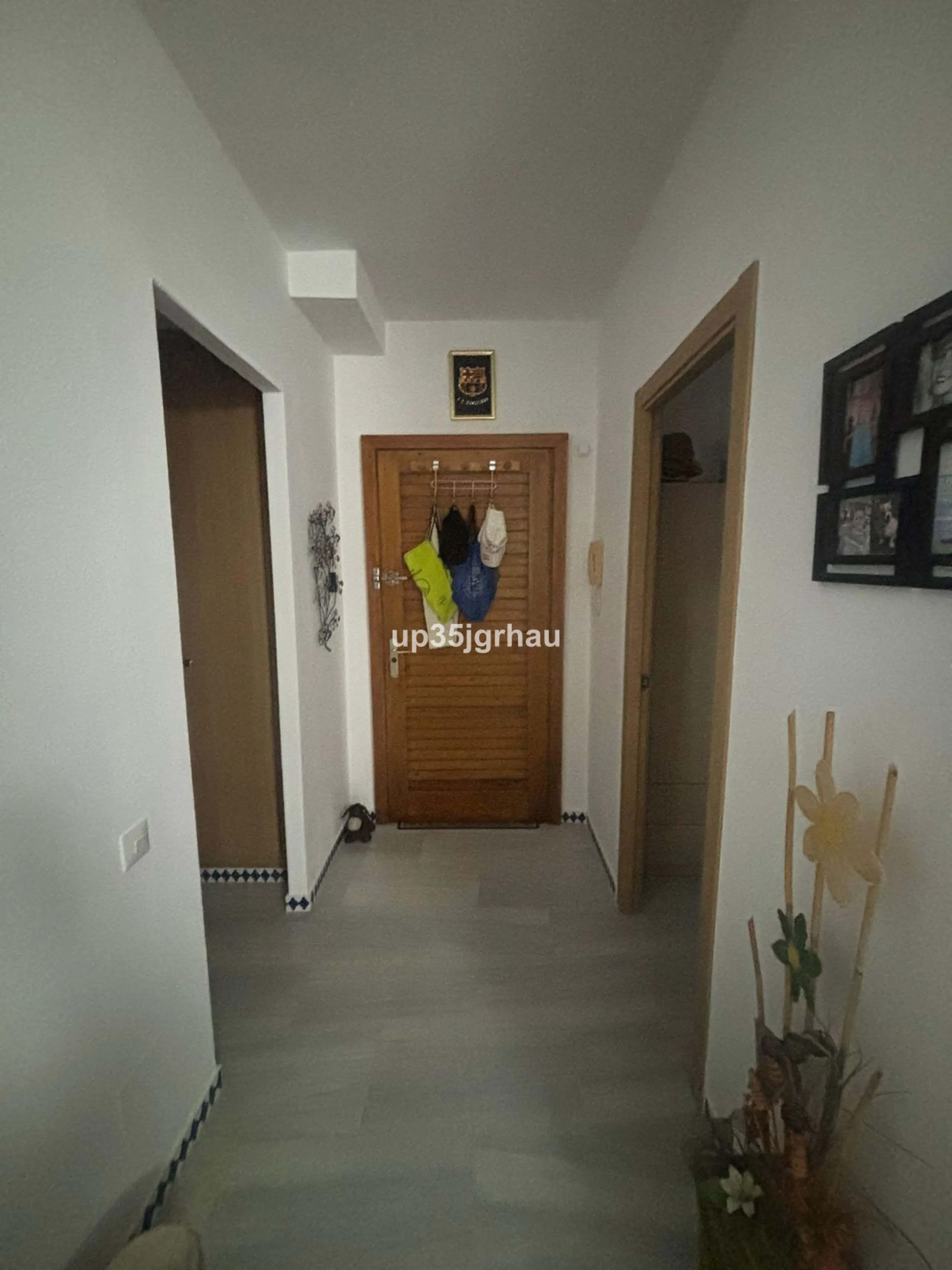 Spacious and bright apartment on the beachfront. Private and gated residential complex with outdoor parking within the complex. Communal swimming pool and direct beach access. The property offers panoramic mountain views. Ideal for investment or permanent