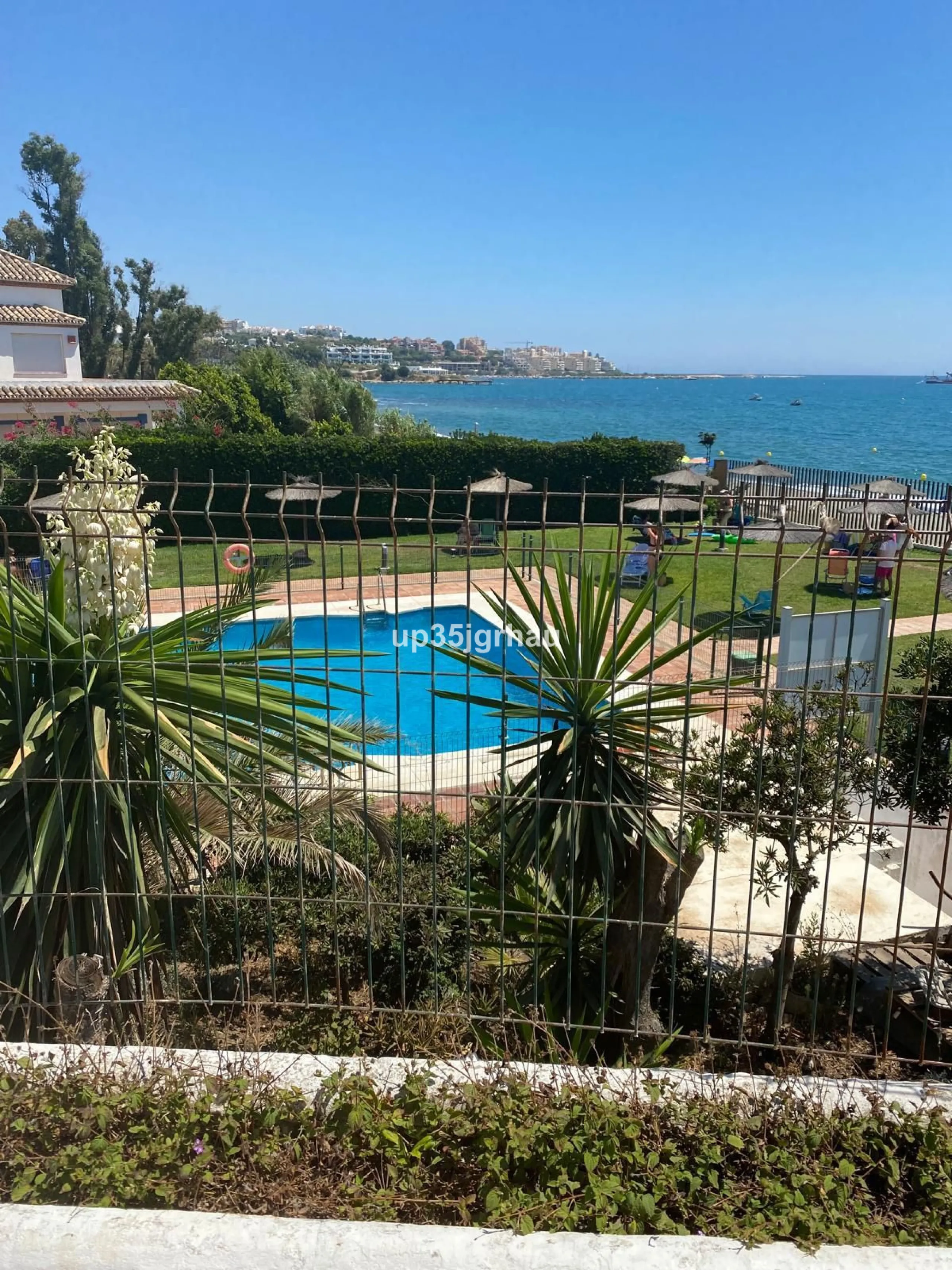 Spacious and bright apartment on the beachfront. Private and gated residential complex with outdoor parking within the complex. Communal swimming pool and direct beach access. The property offers panoramic mountain views. Ideal for investment or permanent