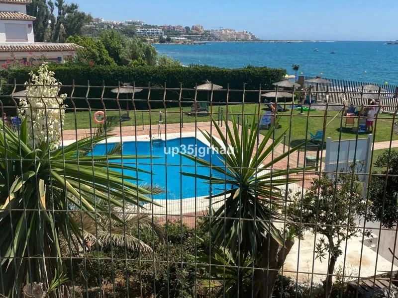 Spacious and bright apartment on the beachfront. Private and gated residential complex with outdoor parking within the complex. Communal swimming pool and direct beach access. The property offers panoramic mountain views. Ideal for investment or permanent