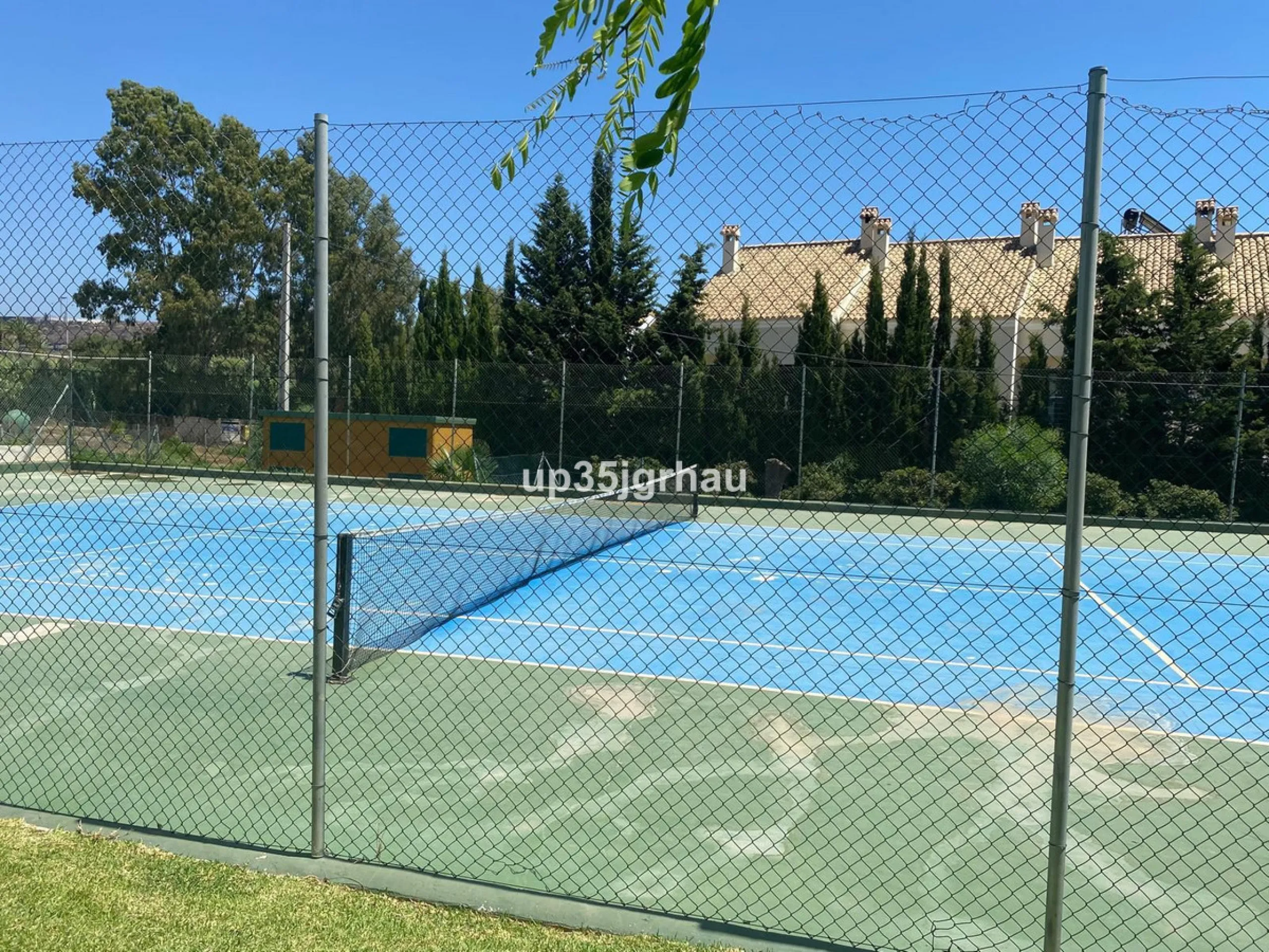 Spacious and bright apartment on the beachfront. Private and gated residential complex with outdoor parking within the complex. Communal swimming pool and direct beach access. The property offers panoramic mountain views. Ideal for investment or permanent