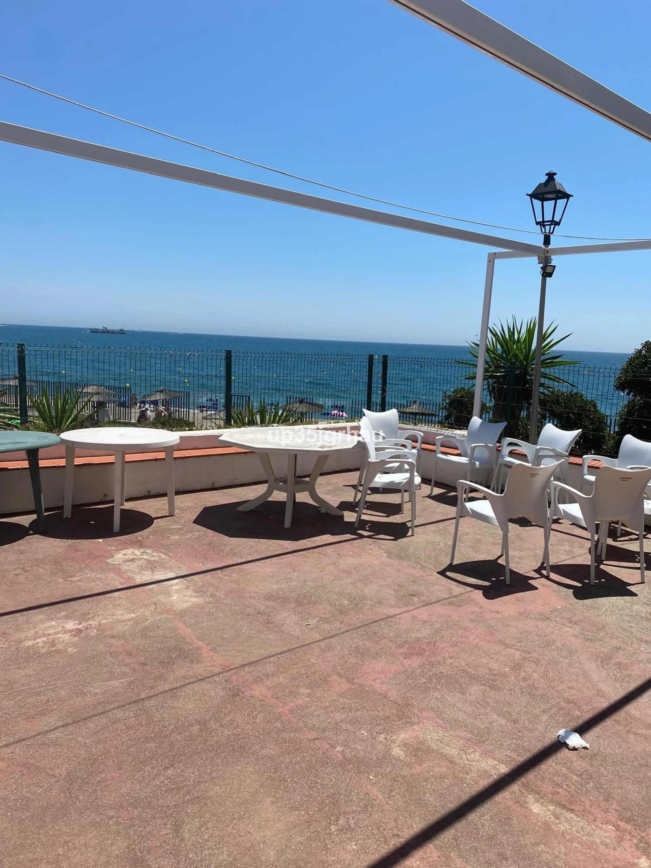 Spacious and bright apartment on the beachfront. Private and gated residential complex with outdoor parking within the complex. Communal swimming pool and direct beach access. The property offers panoramic mountain views. Ideal for investment or permanent