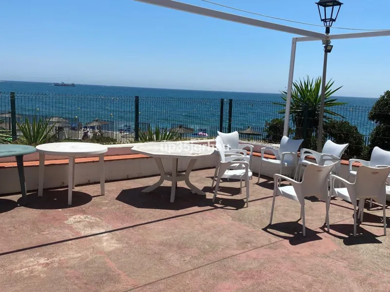 Spacious and bright apartment on the beachfront. Private and gated residential complex with outdoor parking within the complex. Communal swimming pool and direct beach access. The property offers panoramic mountain views. Ideal for investment or permanent