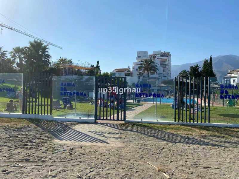 Spacious and bright apartment on the beachfront. Private and gated residential complex with outdoor parking within the complex. Communal swimming pool and direct beach access. The property offers panoramic mountain views. Ideal for investment or permanent