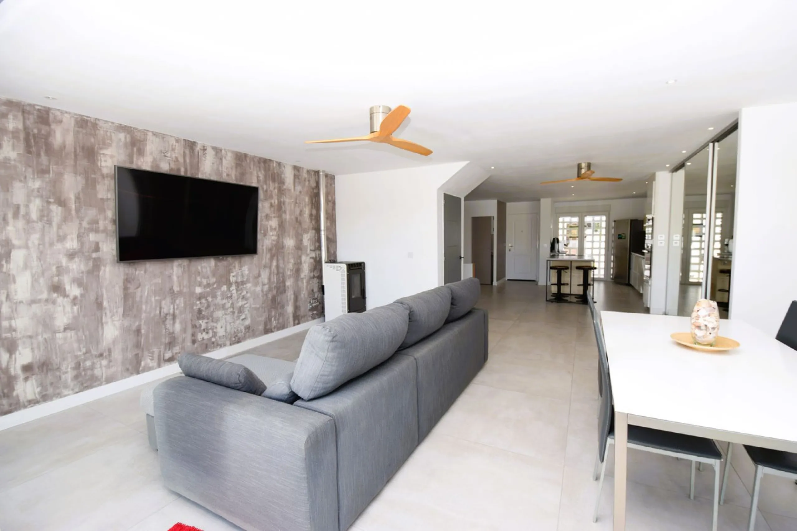 This is the ideal property for those who want the size and flexibility of a villa but with none of the hassle of maintenance. You cannot get closer to La Cala de Mijas than this stunningly refurbished home. Absolutely everything has been refurbished and m