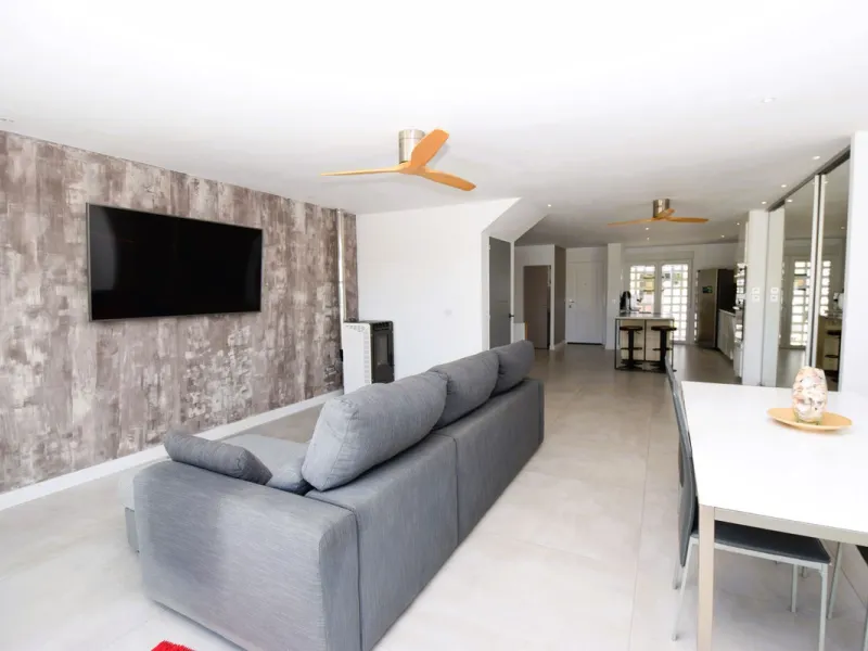 This is the ideal property for those who want the size and flexibility of a villa but with none of the hassle of maintenance. You cannot get closer to La Cala de Mijas than this stunningly refurbished home. Absolutely everything has been refurbished and m