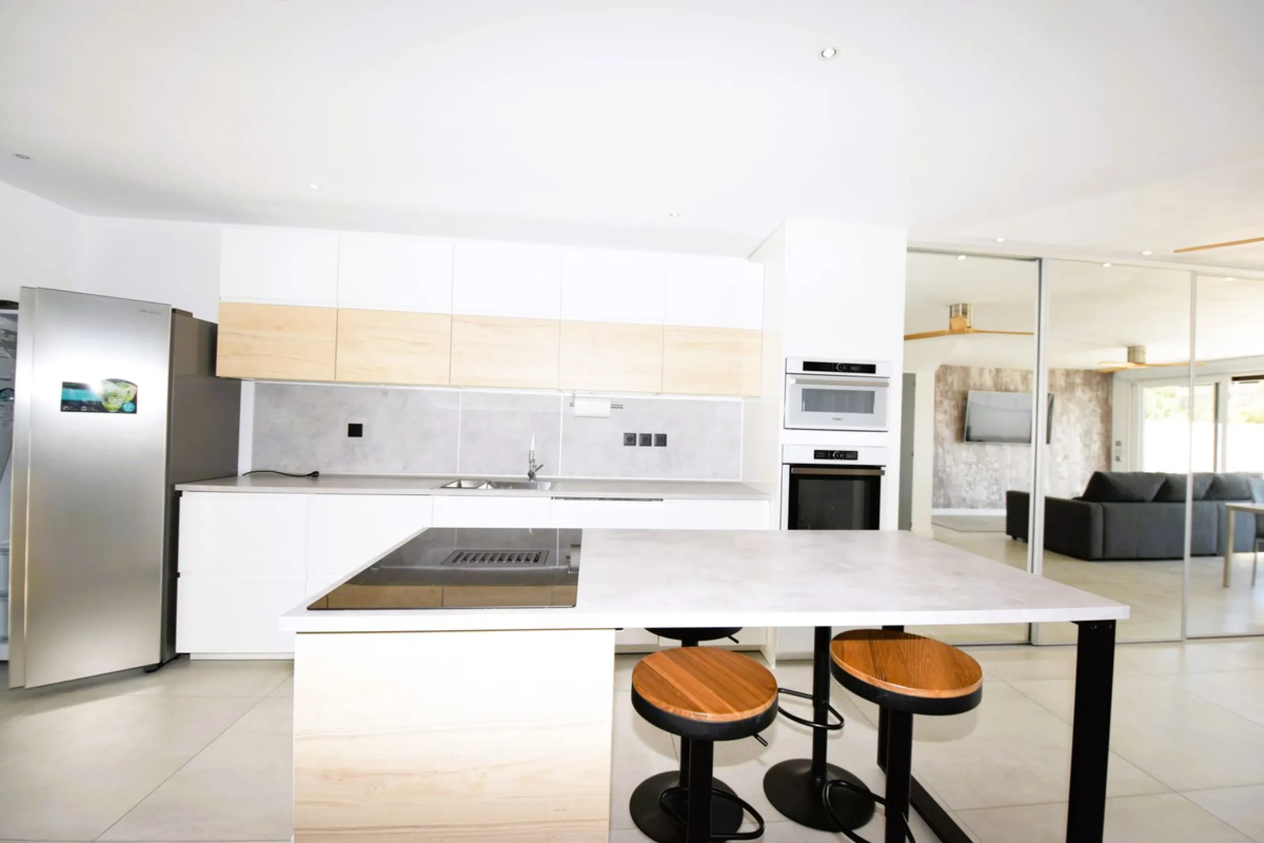 This is the ideal property for those who want the size and flexibility of a villa but with none of the hassle of maintenance. You cannot get closer to La Cala de Mijas than this stunningly refurbished home. Absolutely everything has been refurbished and m