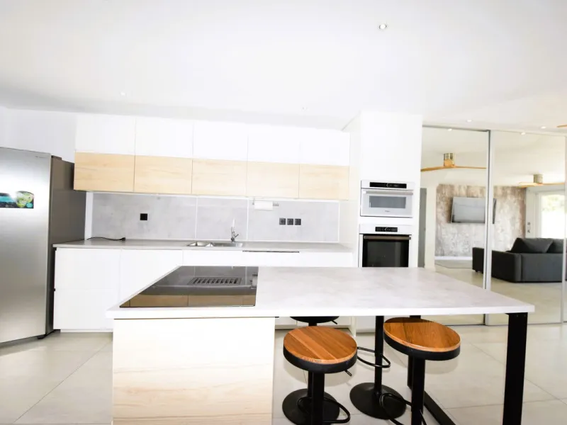 This is the ideal property for those who want the size and flexibility of a villa but with none of the hassle of maintenance. You cannot get closer to La Cala de Mijas than this stunningly refurbished home. Absolutely everything has been refurbished and m