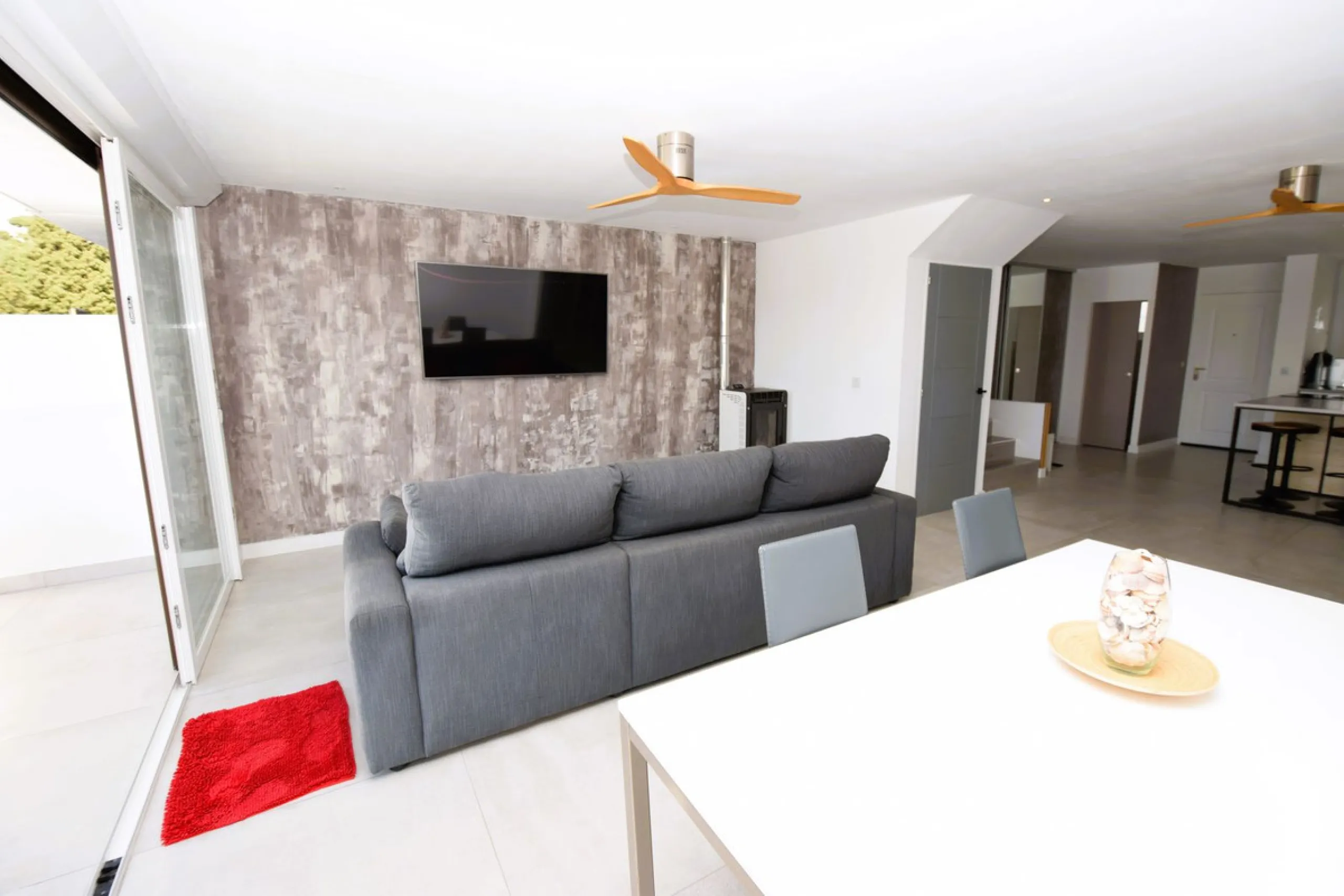 This is the ideal property for those who want the size and flexibility of a villa but with none of the hassle of maintenance. You cannot get closer to La Cala de Mijas than this stunningly refurbished home. Absolutely everything has been refurbished and m