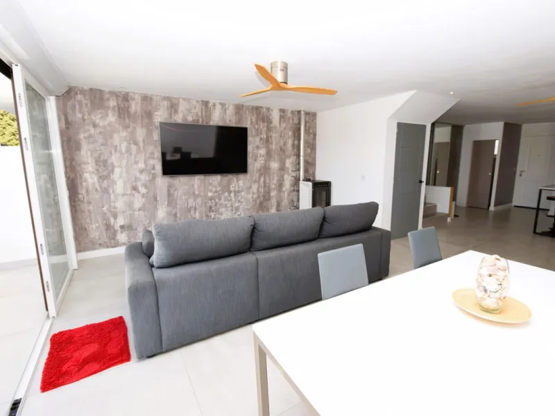 This is the ideal property for those who want the size and flexibility of a villa but with none of the hassle of maintenance. You cannot get closer to La Cala de Mijas than this stunningly refurbished home. Absolutely everything has been refurbished and m