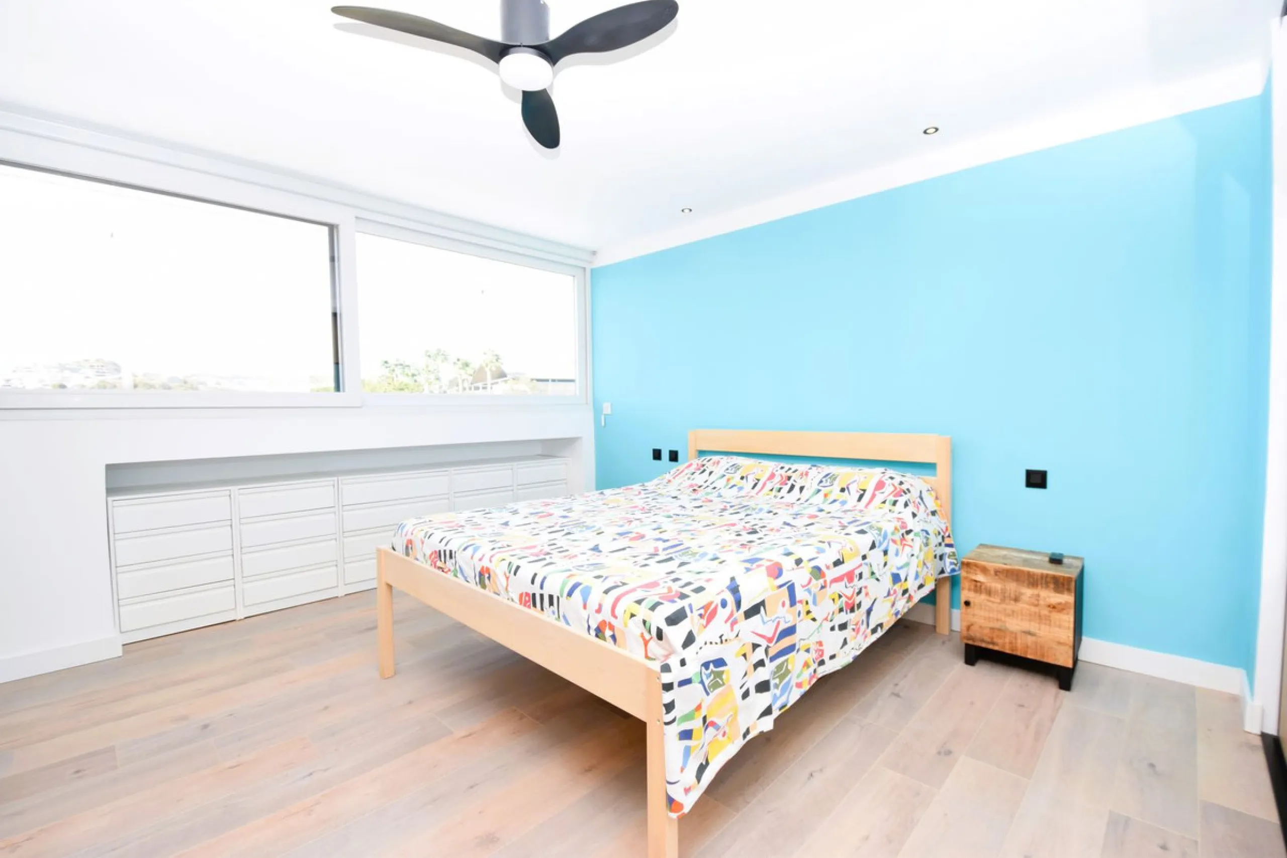 This is the ideal property for those who want the size and flexibility of a villa but with none of the hassle of maintenance. You cannot get closer to La Cala de Mijas than this stunningly refurbished home. Absolutely everything has been refurbished and m