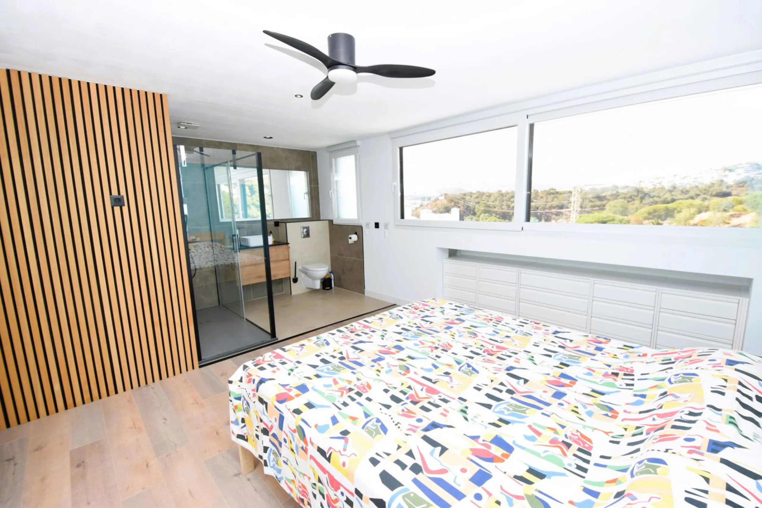 This is the ideal property for those who want the size and flexibility of a villa but with none of the hassle of maintenance. You cannot get closer to La Cala de Mijas than this stunningly refurbished home. Absolutely everything has been refurbished and m