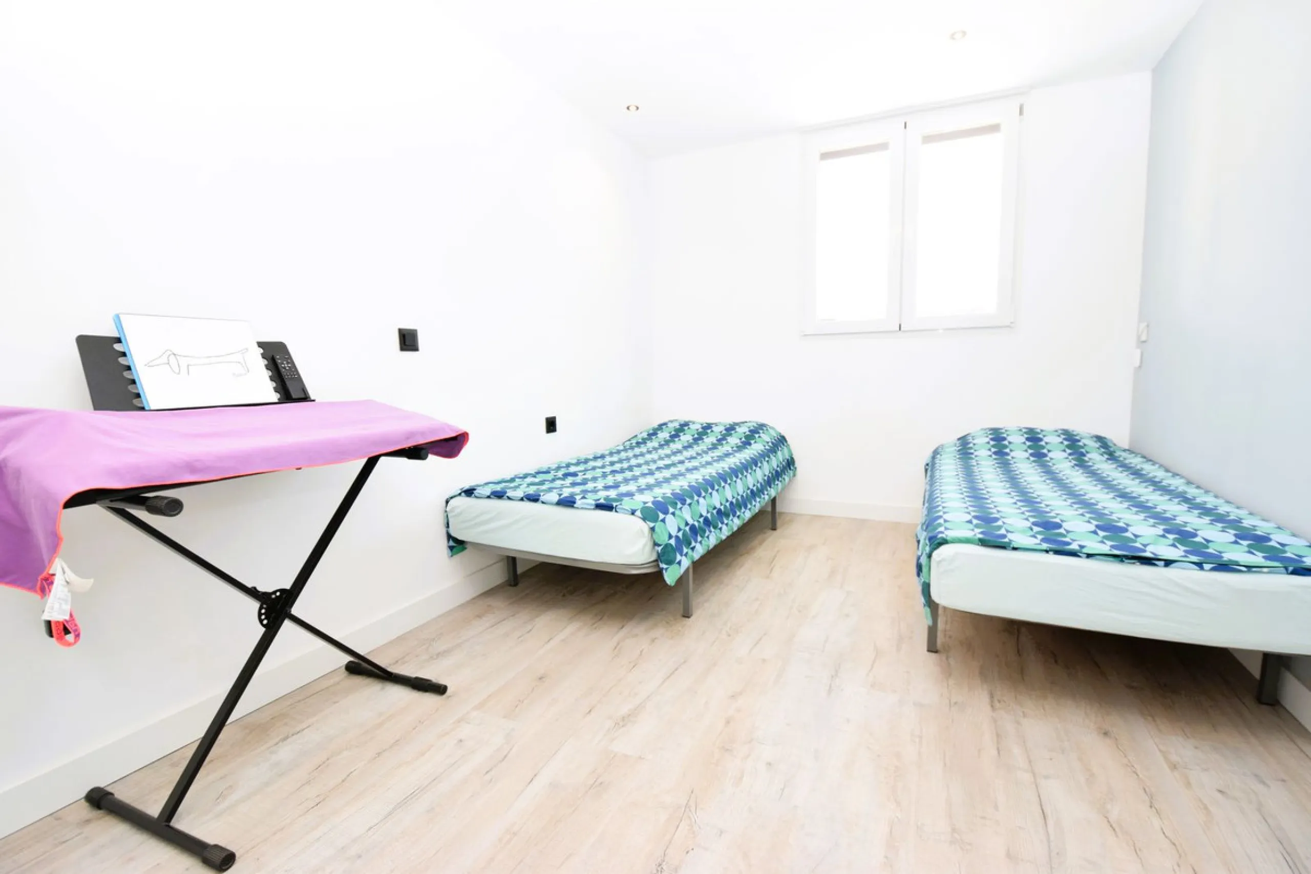 This is the ideal property for those who want the size and flexibility of a villa but with none of the hassle of maintenance. You cannot get closer to La Cala de Mijas than this stunningly refurbished home. Absolutely everything has been refurbished and m