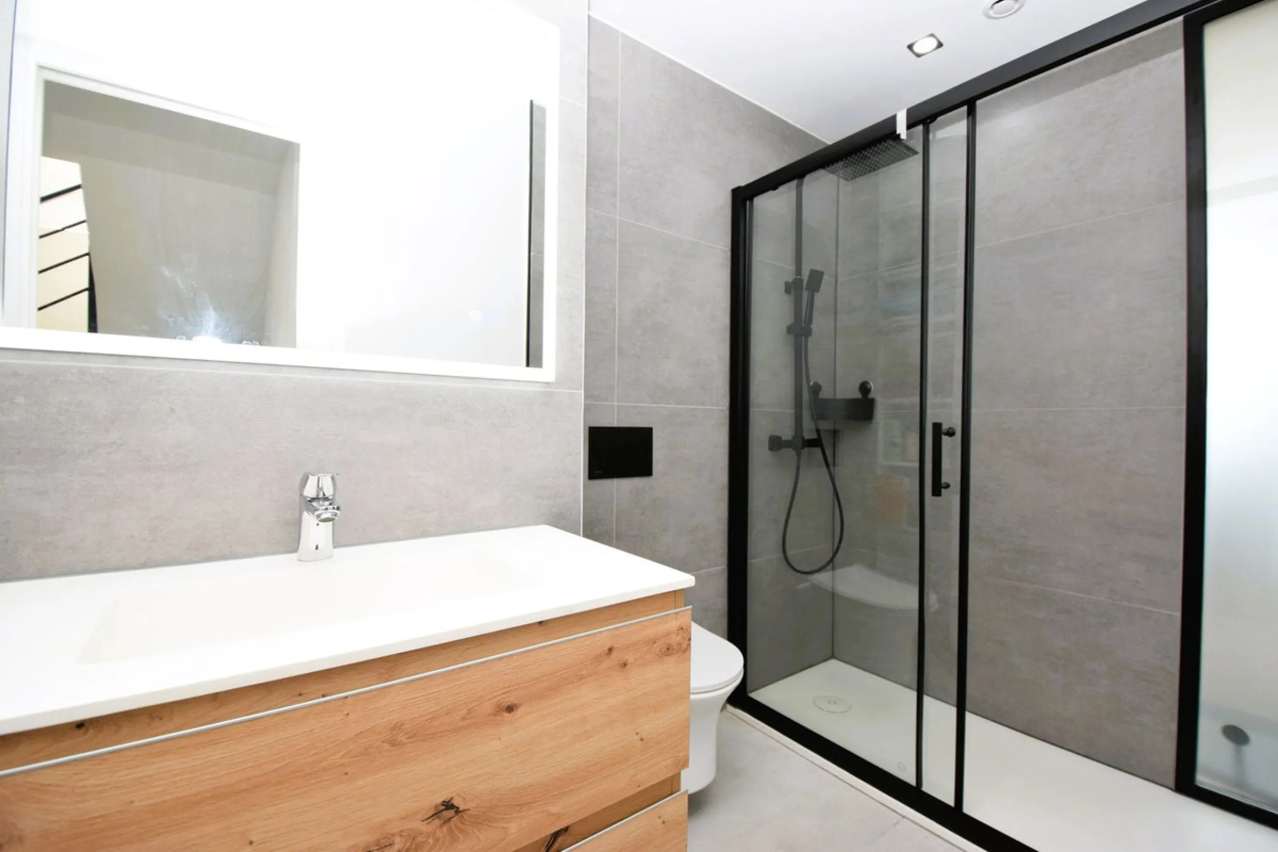 This is the ideal property for those who want the size and flexibility of a villa but with none of the hassle of maintenance. You cannot get closer to La Cala de Mijas than this stunningly refurbished home. Absolutely everything has been refurbished and m