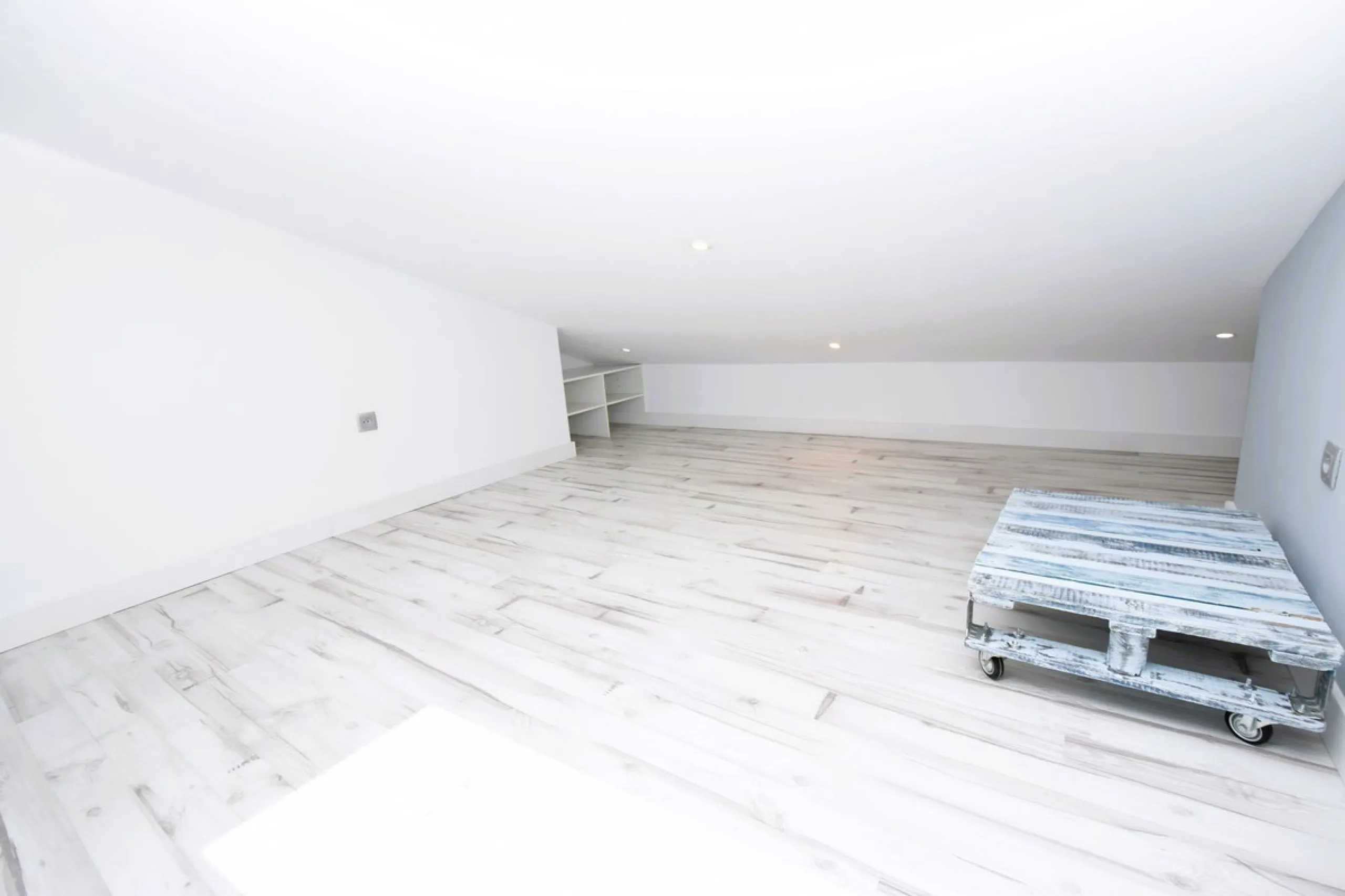 This is the ideal property for those who want the size and flexibility of a villa but with none of the hassle of maintenance. You cannot get closer to La Cala de Mijas than this stunningly refurbished home. Absolutely everything has been refurbished and m