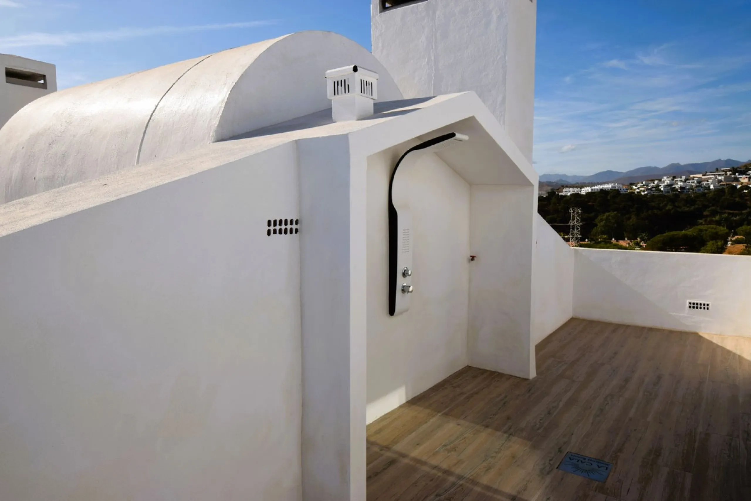 This is the ideal property for those who want the size and flexibility of a villa but with none of the hassle of maintenance. You cannot get closer to La Cala de Mijas than this stunningly refurbished home. Absolutely everything has been refurbished and m