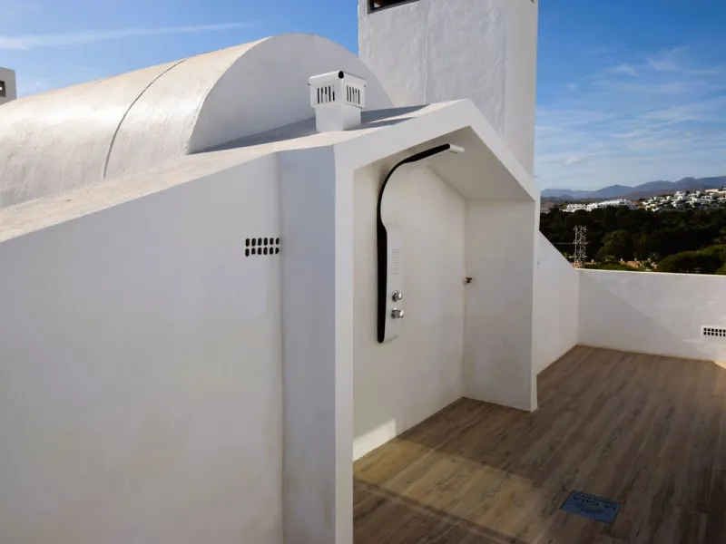 This is the ideal property for those who want the size and flexibility of a villa but with none of the hassle of maintenance. You cannot get closer to La Cala de Mijas than this stunningly refurbished home. Absolutely everything has been refurbished and m